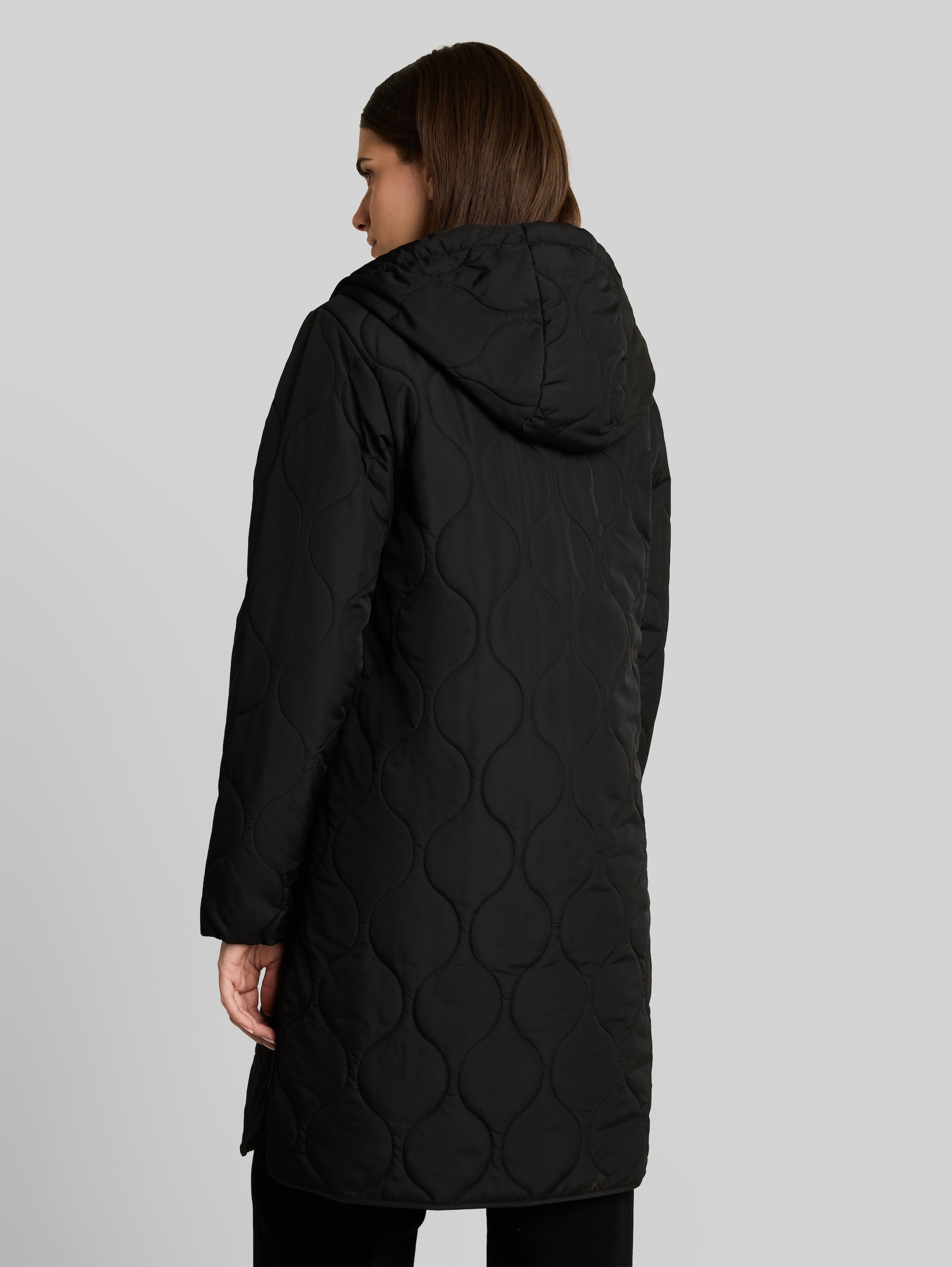 Lightweight Steppmantel mit Kapuze - deep black - Model-Rückansicht