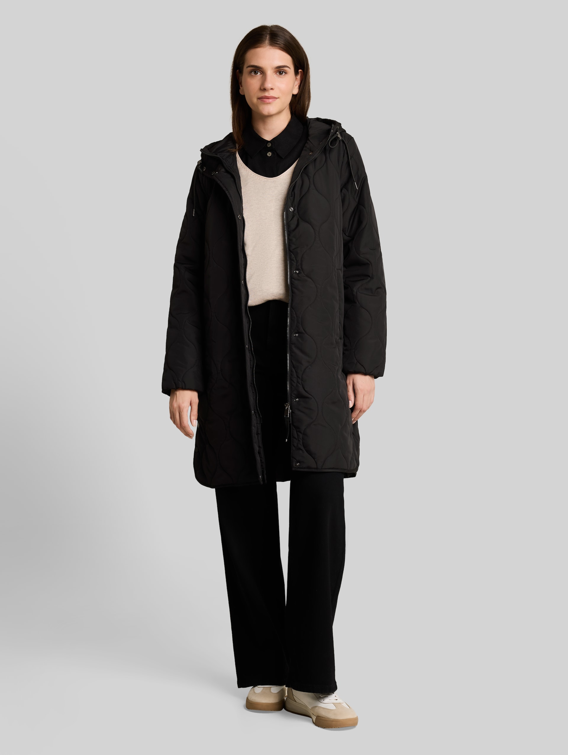 Lightweight Steppmantel mit Kapuze - deep black - seitliche Model-Ansicht