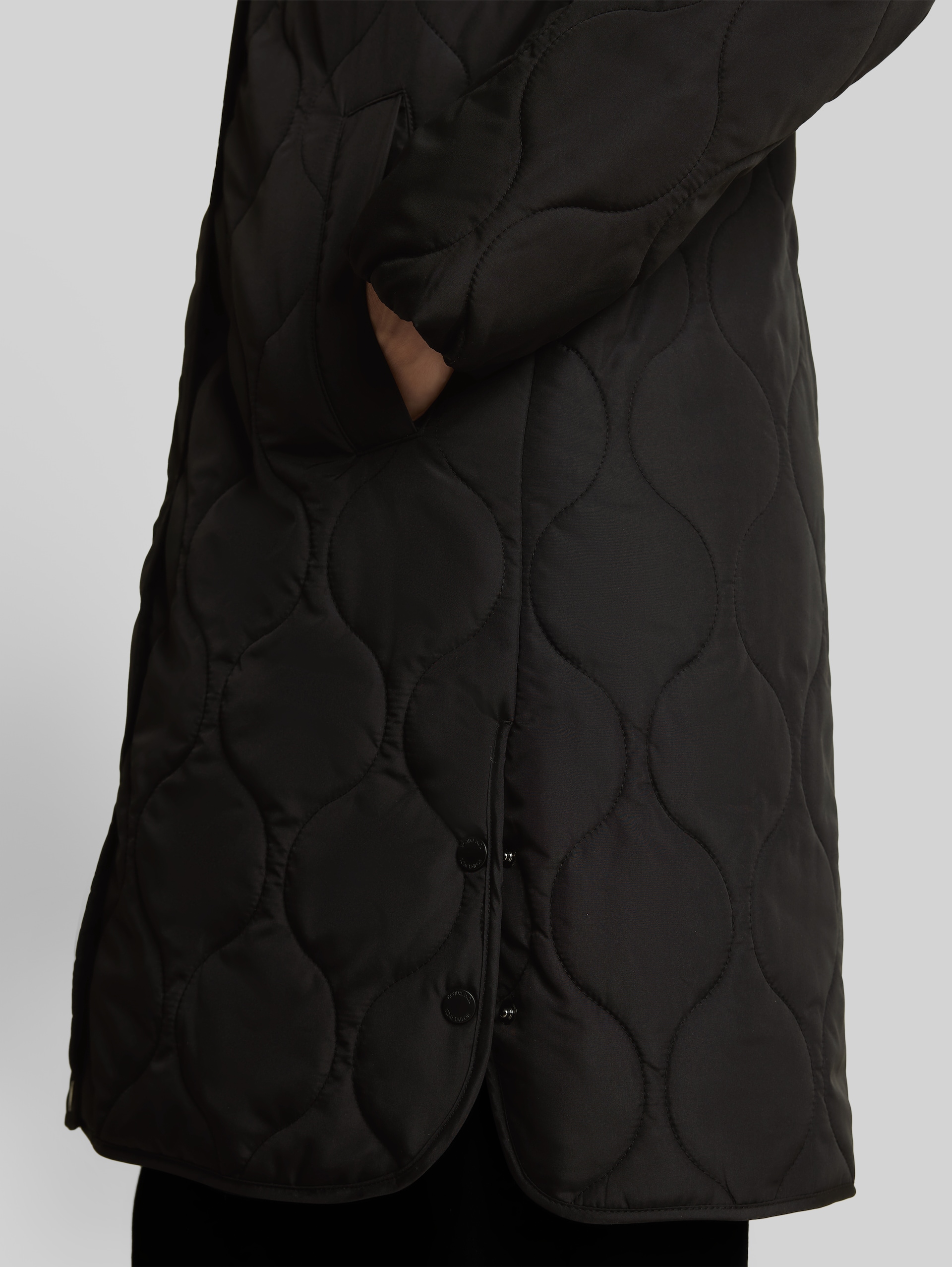 Lightweight Steppmantel mit Kapuze - deep black - Detail-Model-Ansicht