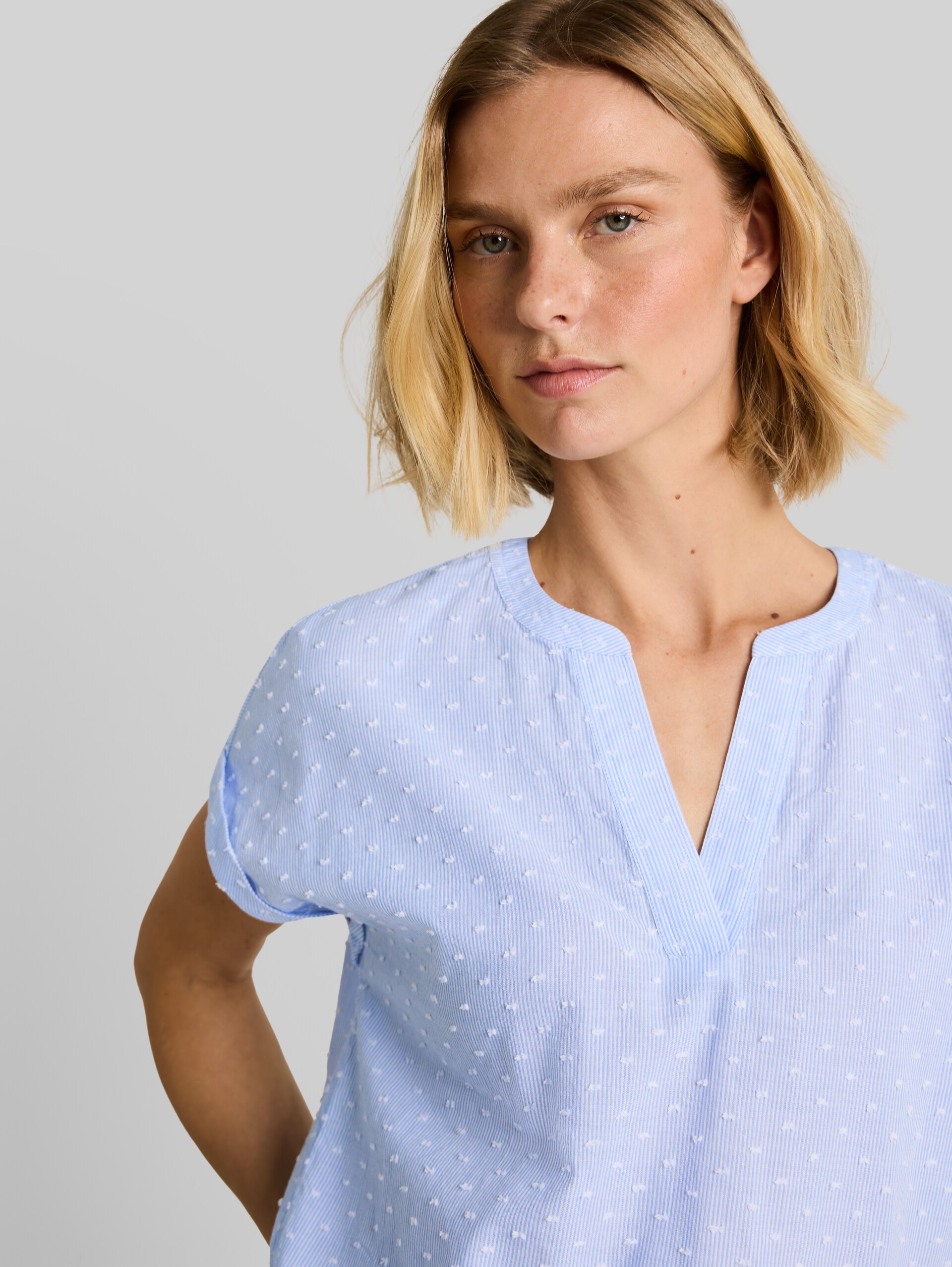 Loose Fit Bluse mit Stickerei - kentucky blue dobby stripe - Detail-Model-Ansicht