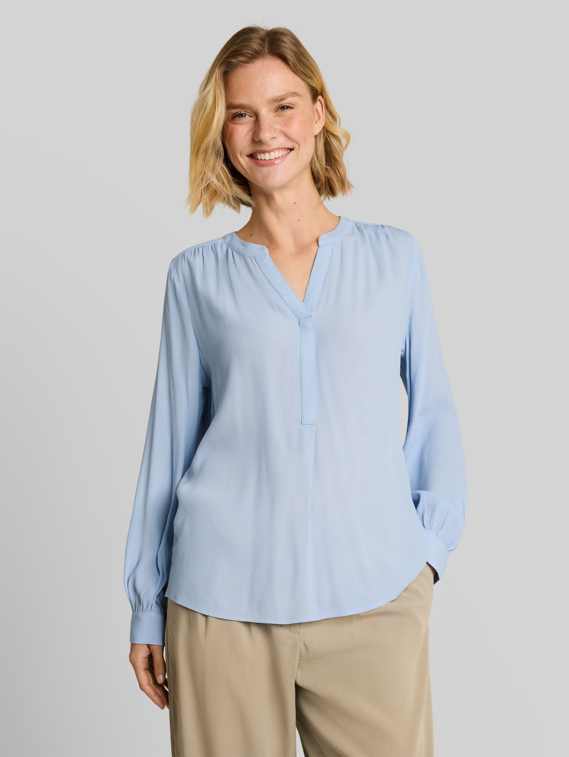 Viscose blouse - Kentucky Blue - Neckline model front view