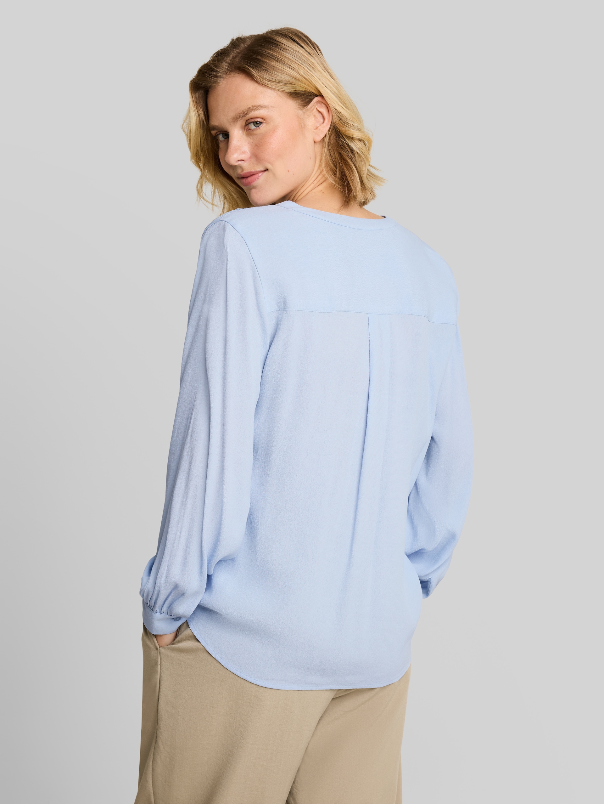 Viscose blouse - Kentucky Blue - Neckline model-back view