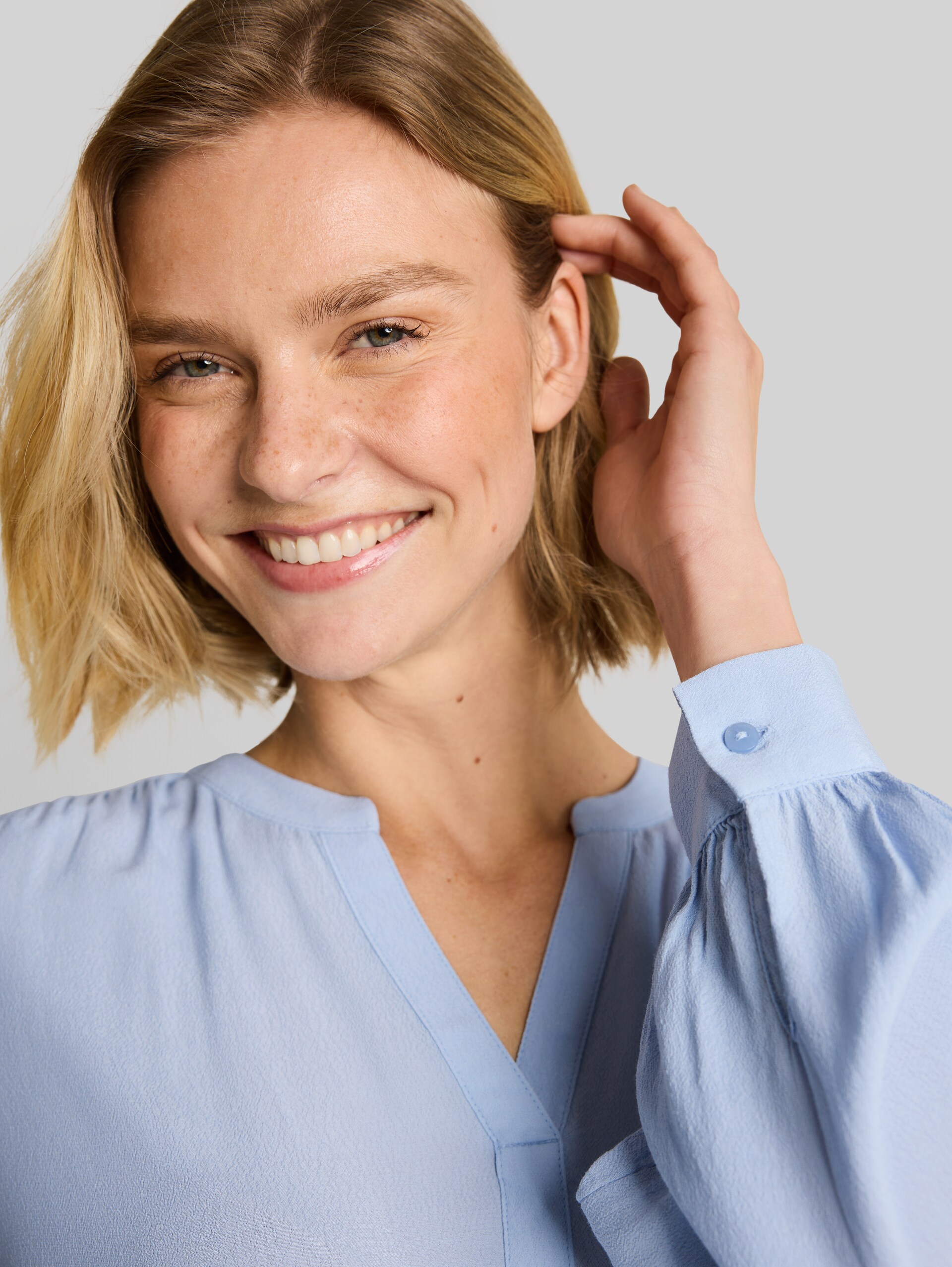 Viscose blouse - Kentucky Blue - Detail model view
