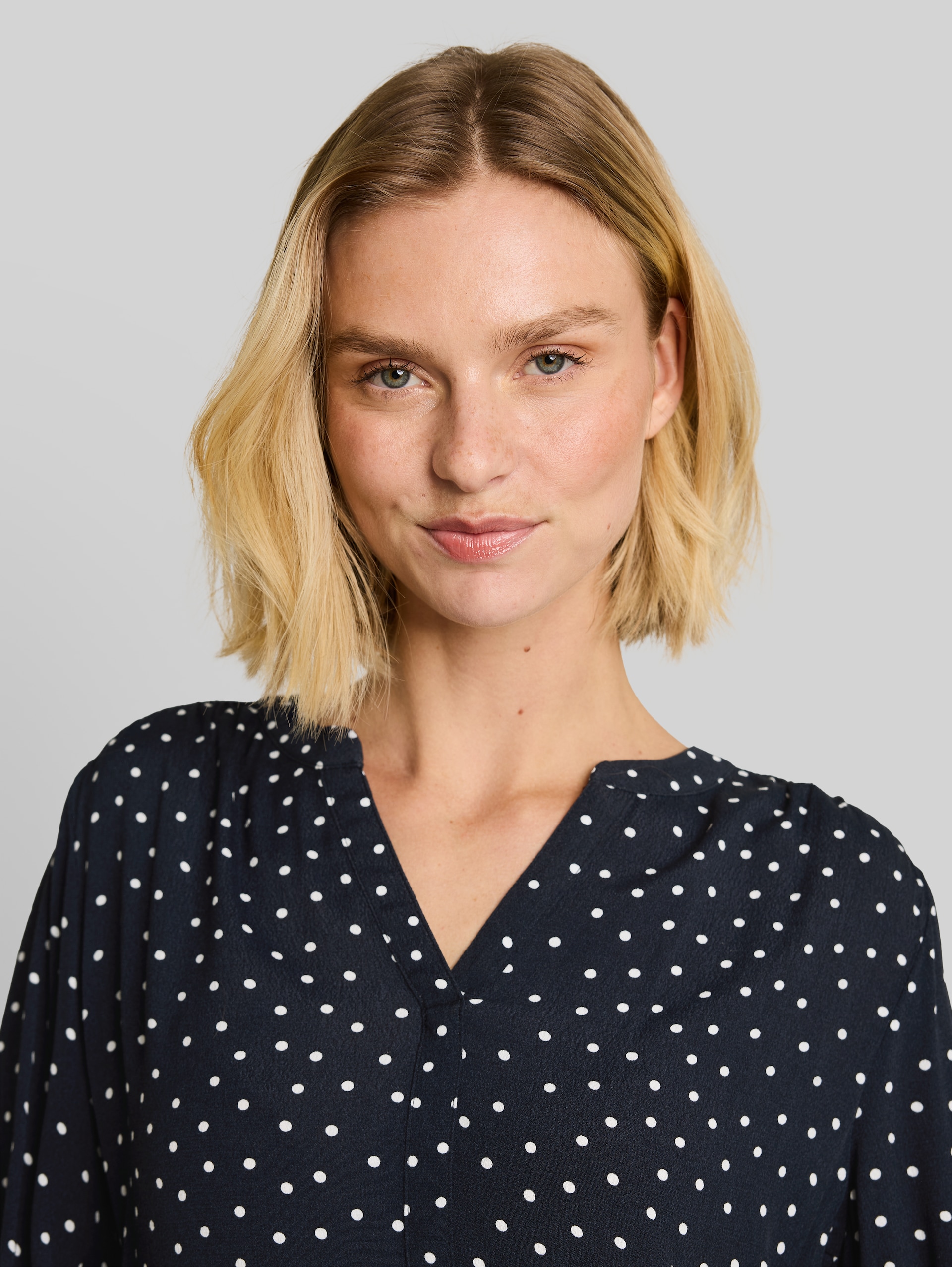 Viscose blouse - navy white small dot design - Detail model view