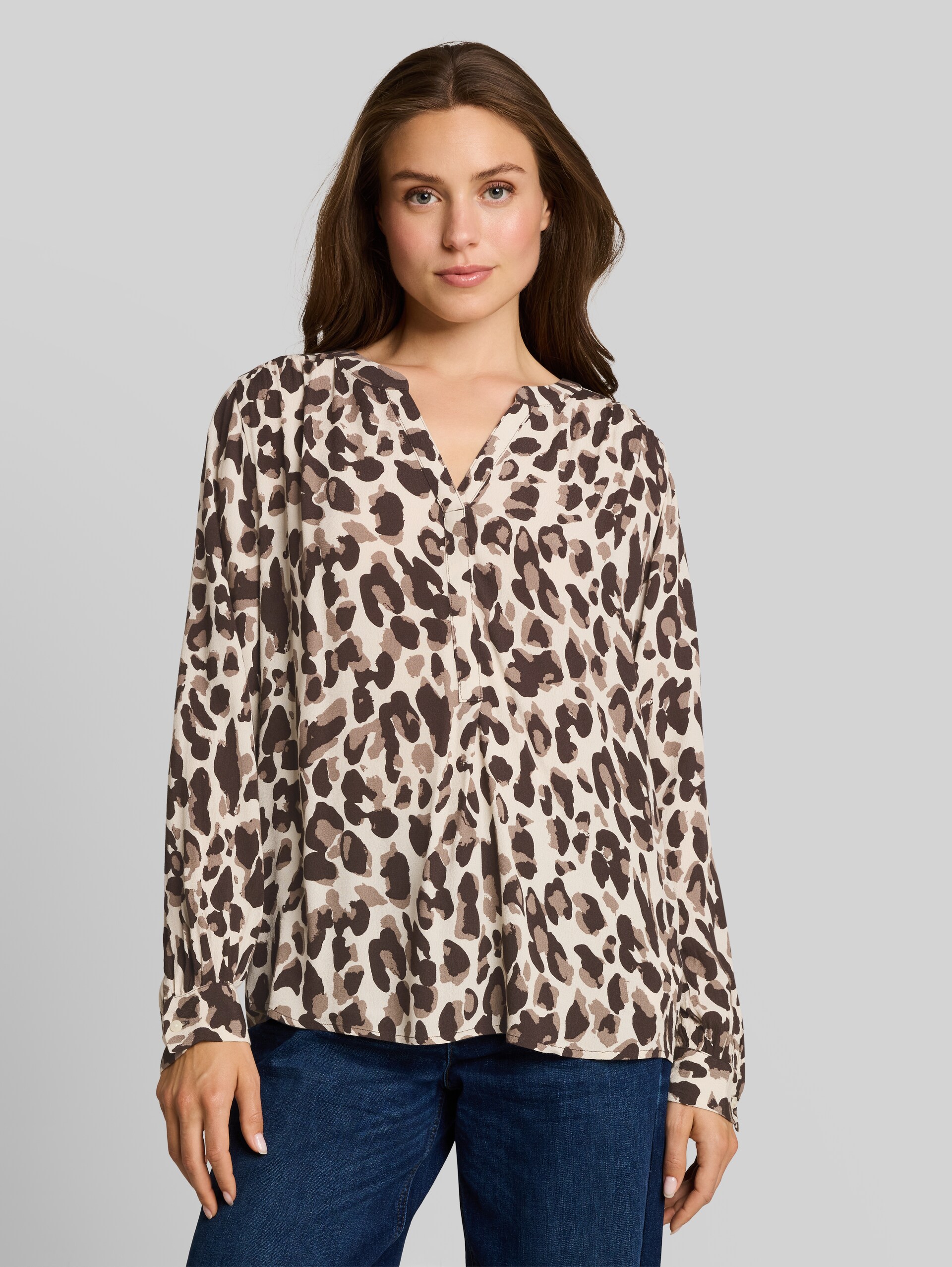 Bluse aus Viskose - brown beige leo print - Ausschnitt Model-Vorderansicht