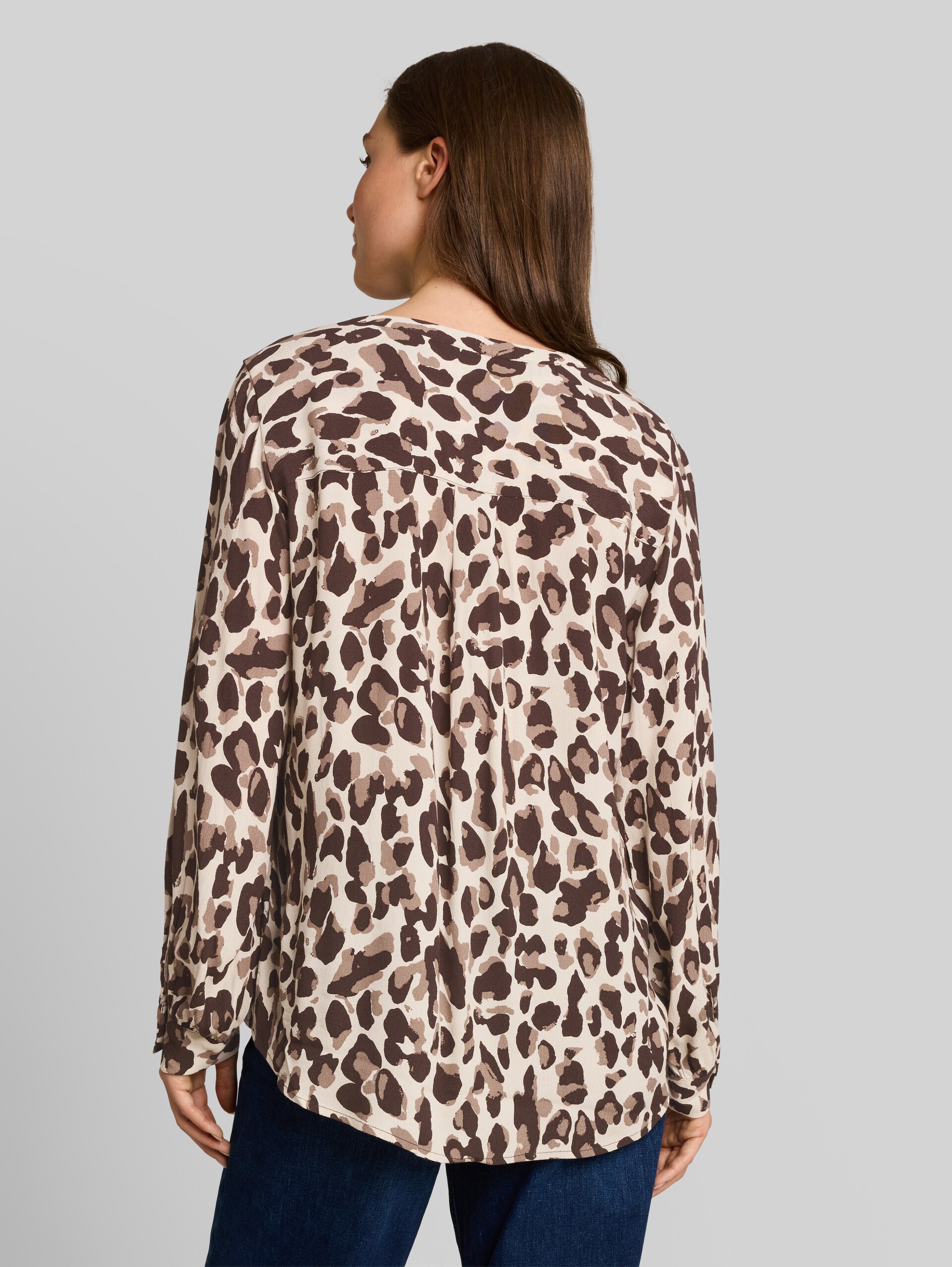 Bluse aus Viskose - brown beige leo print - Auschnitt Model-Rückansicht