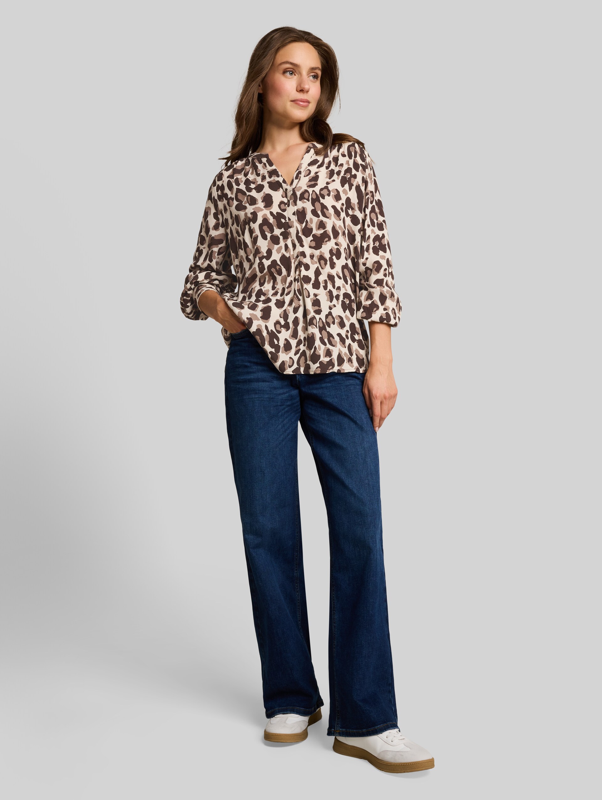 Bluse aus Viskose - brown beige leo print - Model-Vorderansicht