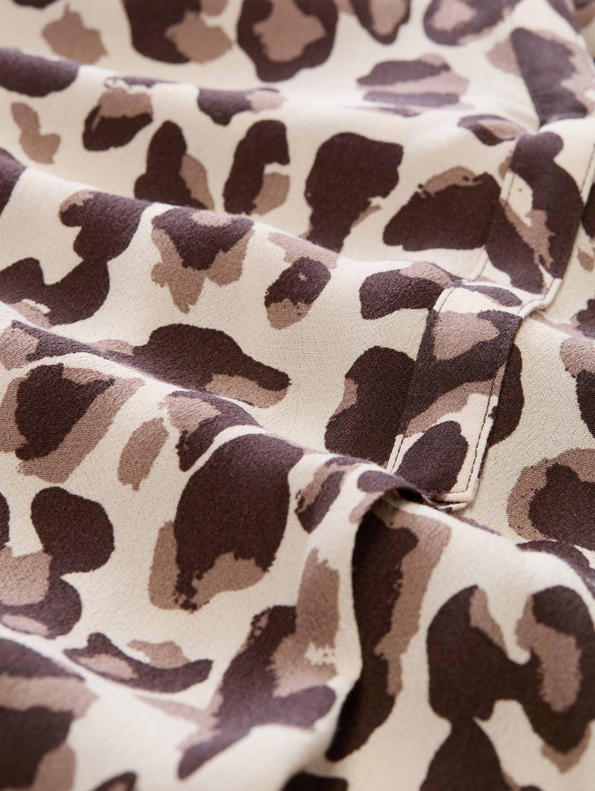 Bluse aus Viskose - brown beige leo print - Material-Ansicht