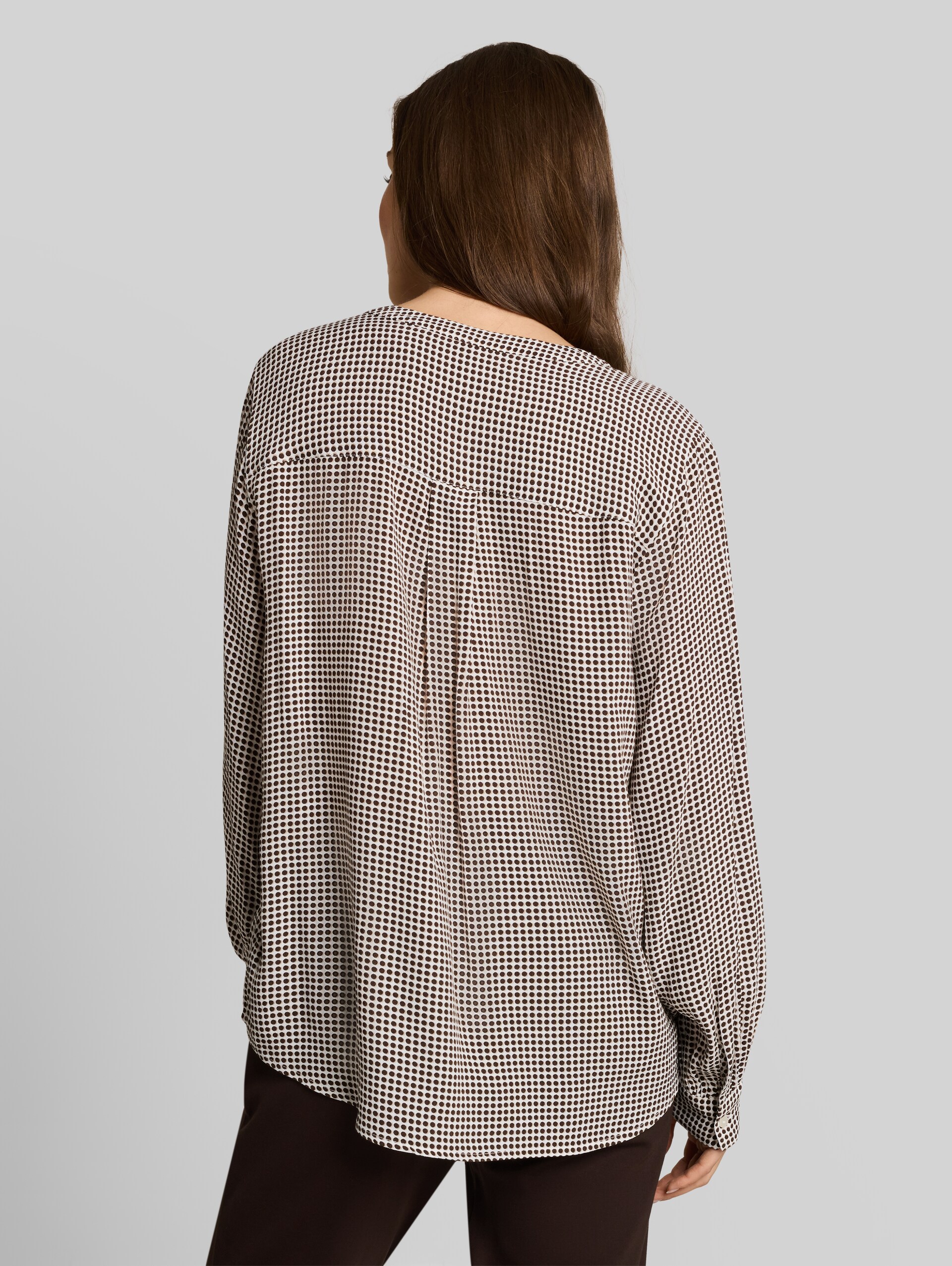 Viscose blouse - small brown dot print - Neckline model-back view