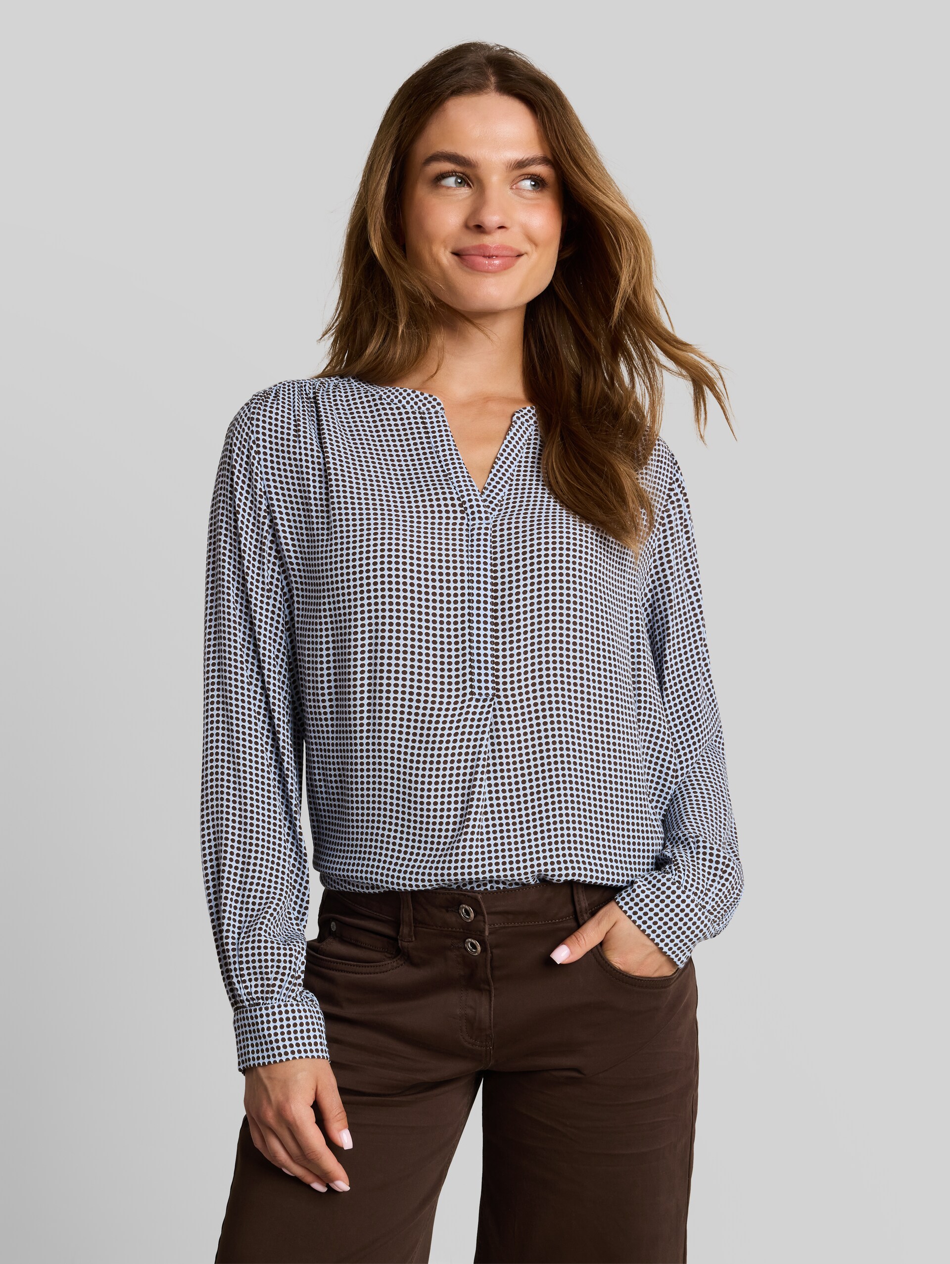 Blouse en viscose - small blue brown dot print - Découpe Vue de face du modèle