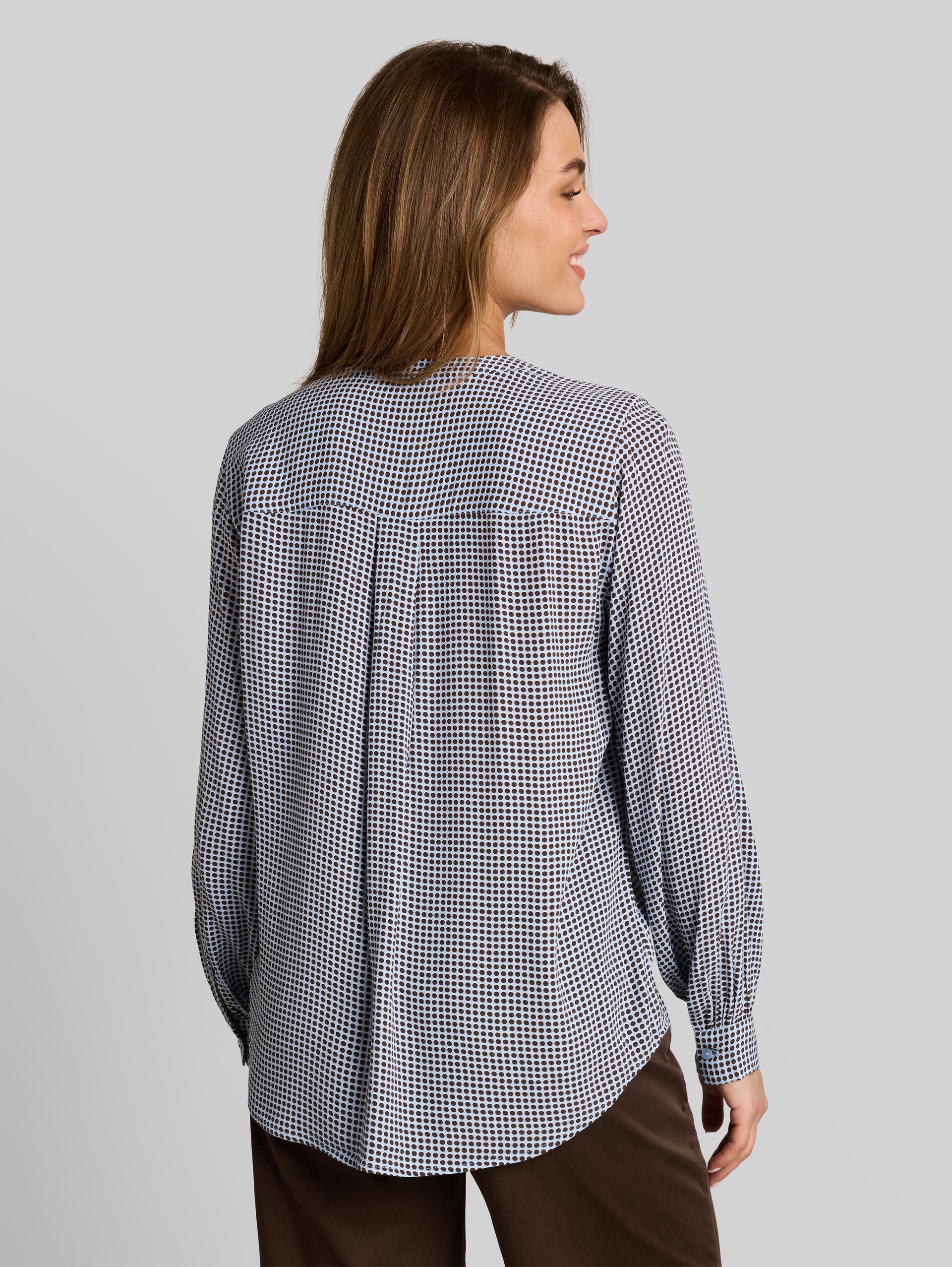 Blouse en viscose - small blue brown dot print - Découpe Vue arrière du modèle