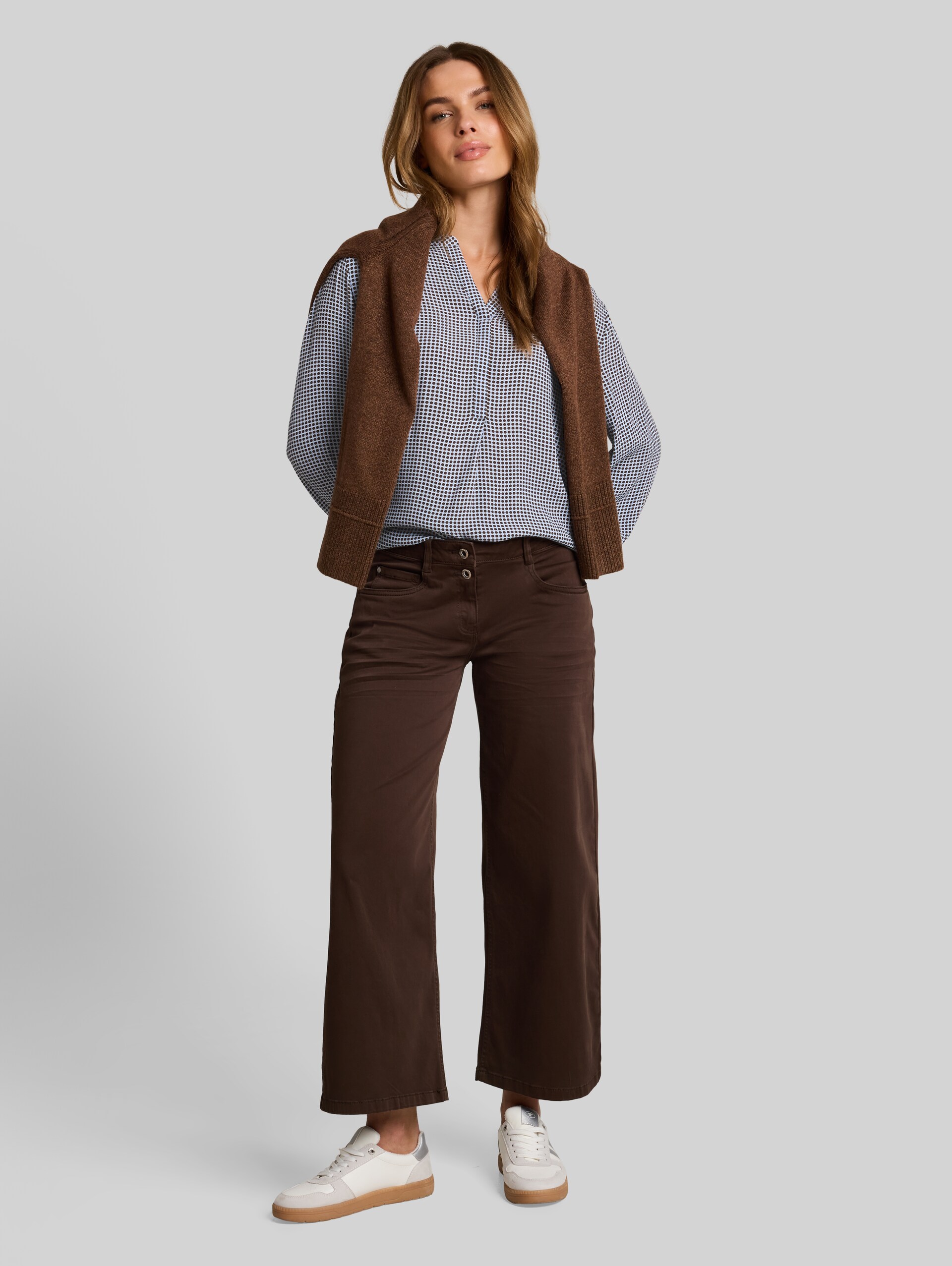 Blouse en viscose - small blue brown dot print - Vue de face du modèle