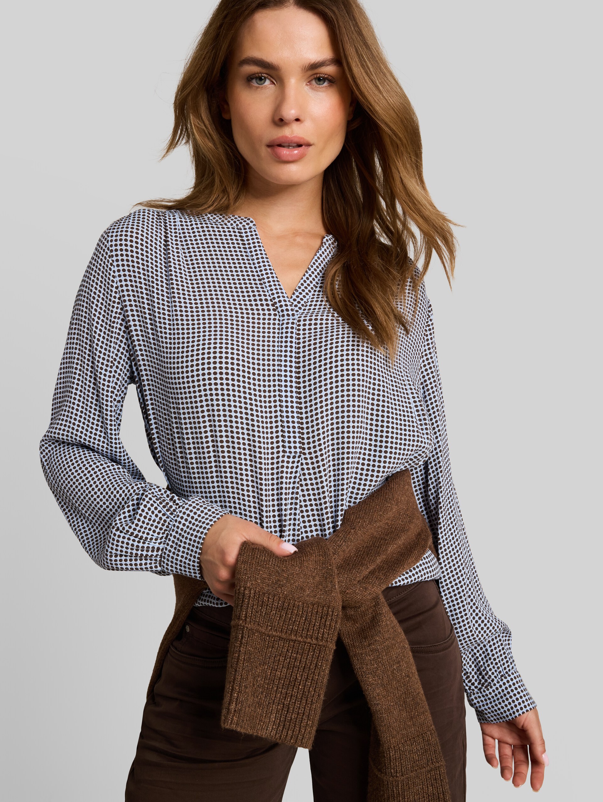Blouse en viscose - small blue brown dot print - Vue détaillée du modèle