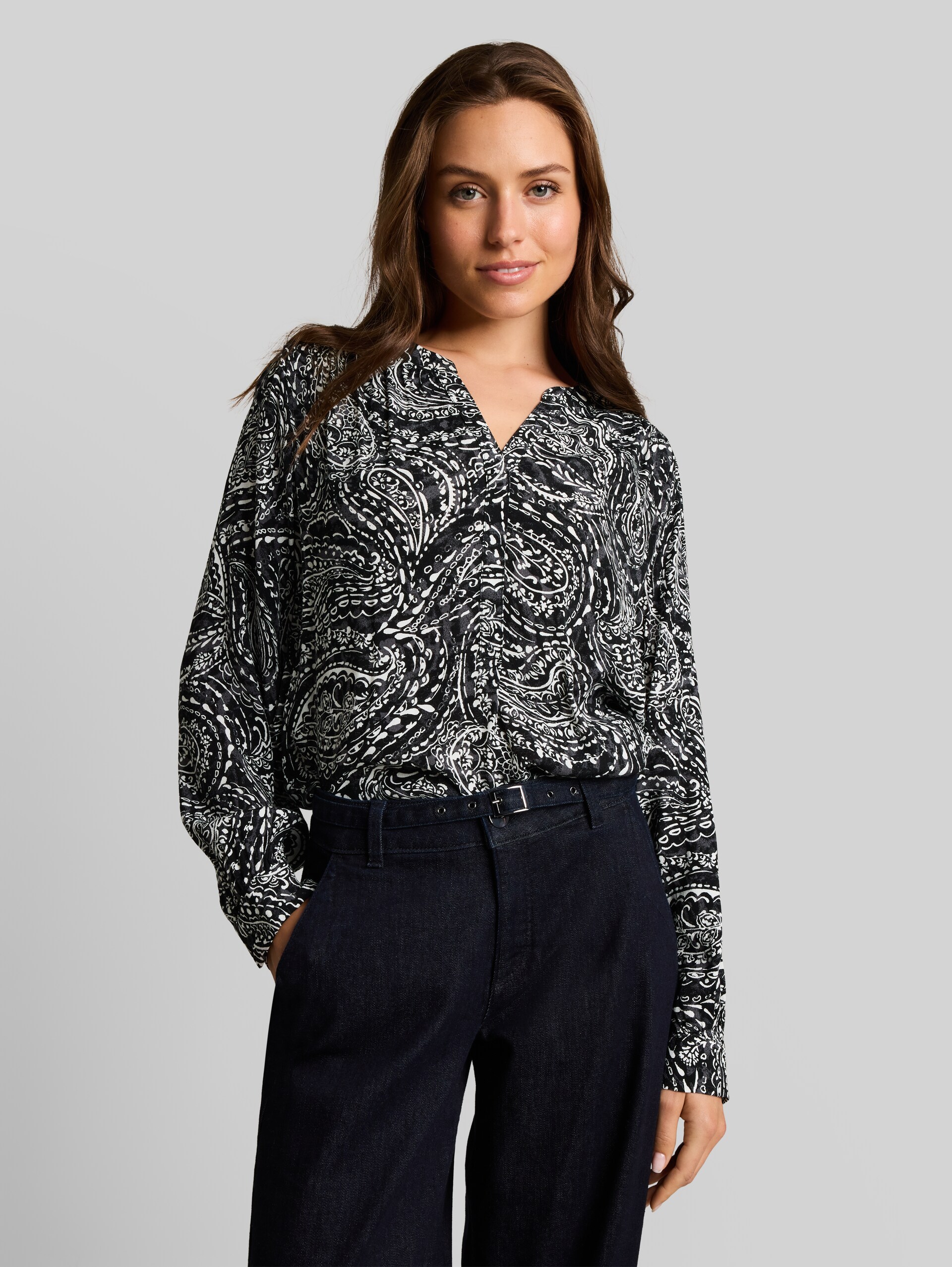 Bluse aus Viskose - black paisley - Ausschnitt Model-Vorderansicht