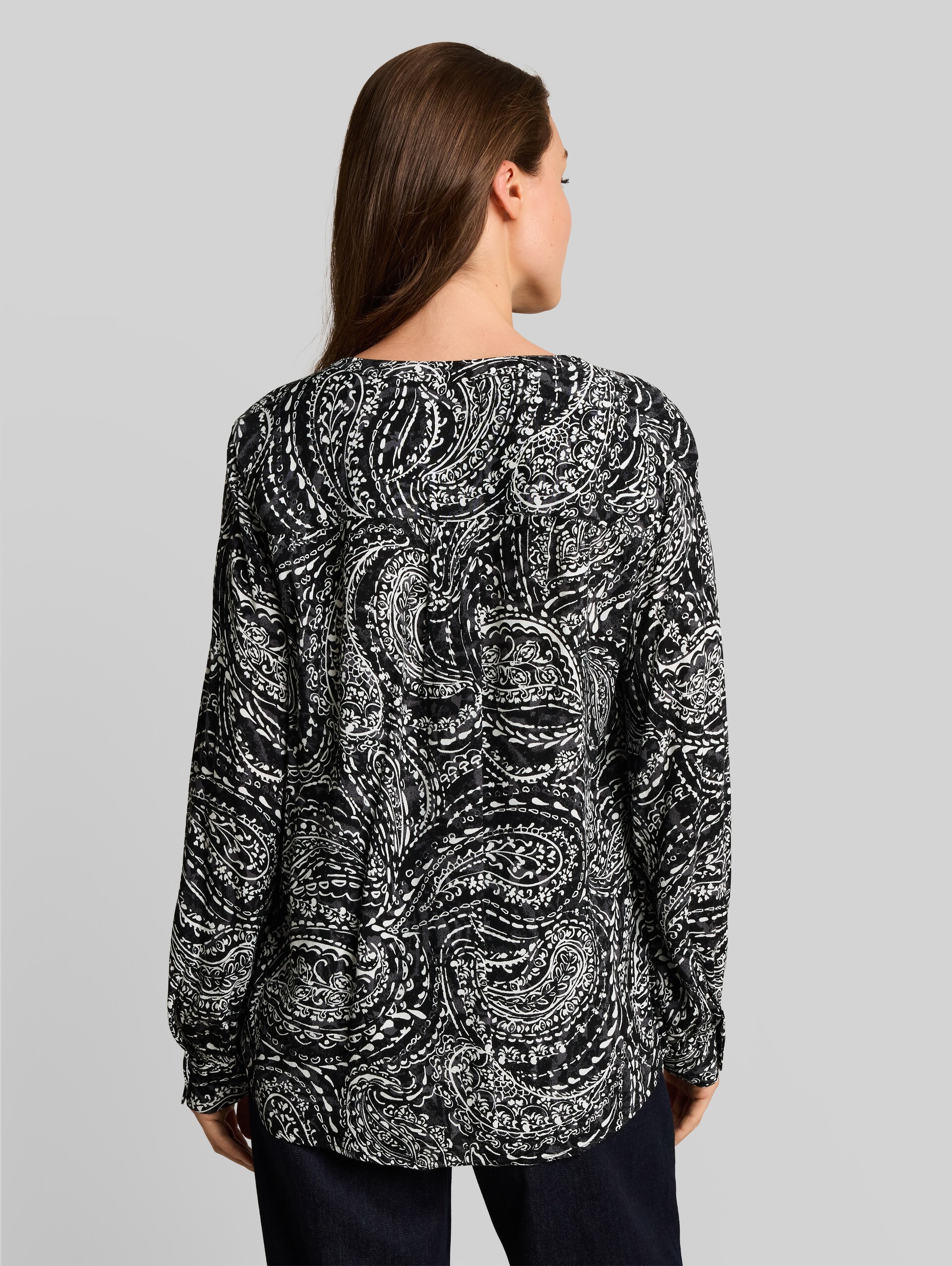 Bluse aus Viskose - black paisley - Auschnitt Model-Rückansicht