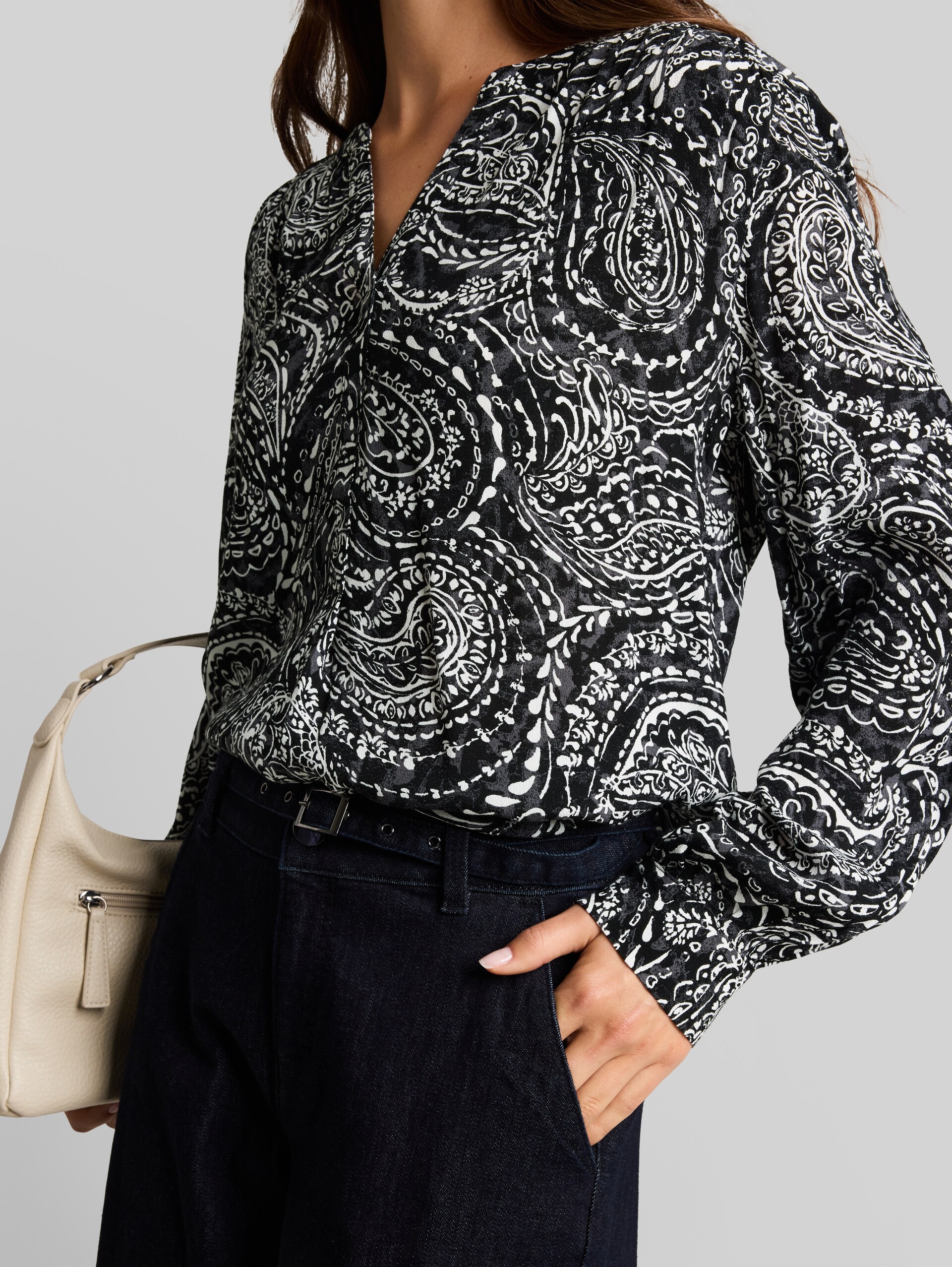 Bluse aus Viskose - black paisley - Detail-Model-Ansicht