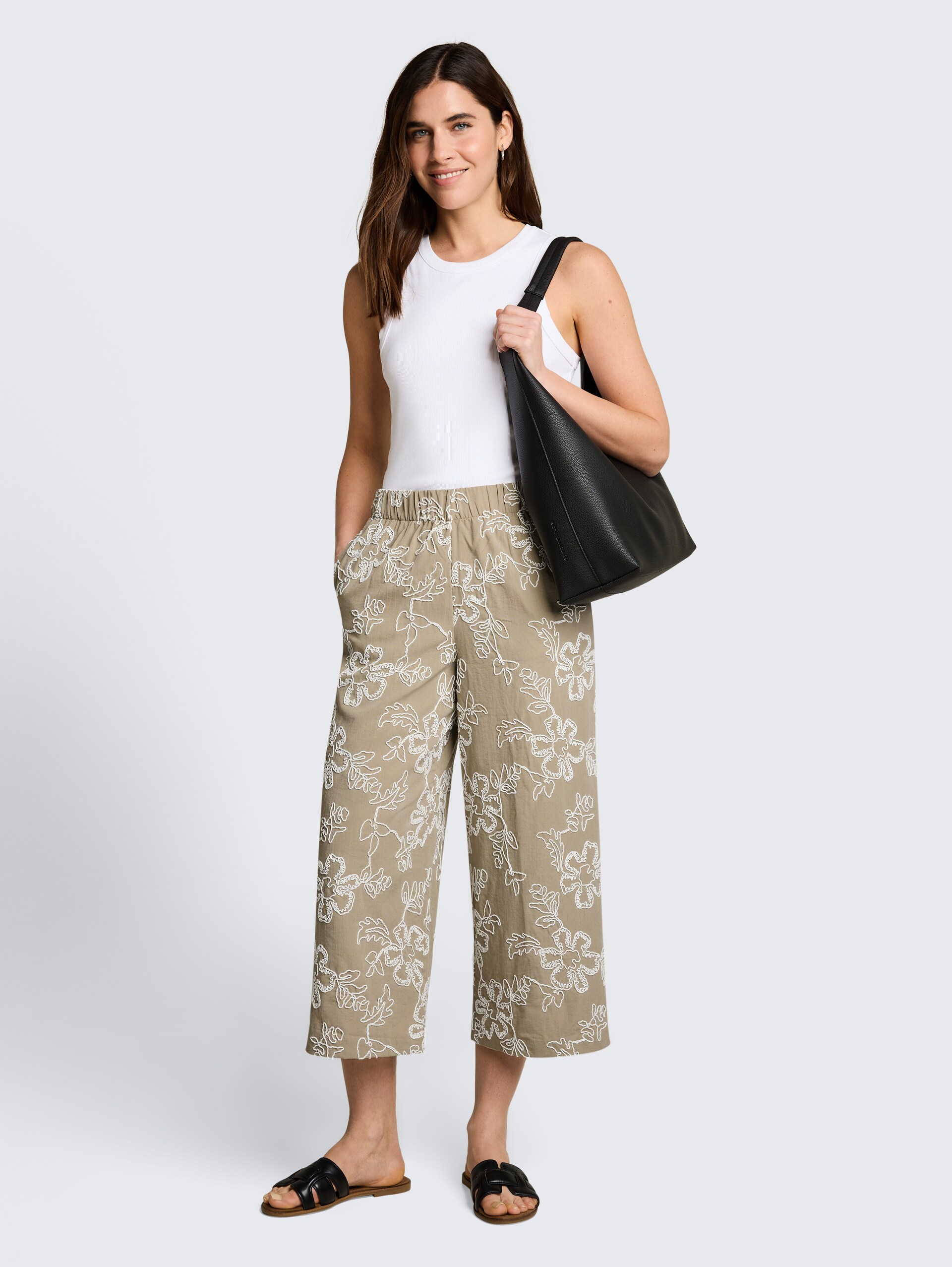 Culotte Hose mit Blumen-Stickerei - olive white big flower design - Model-Vorderansicht