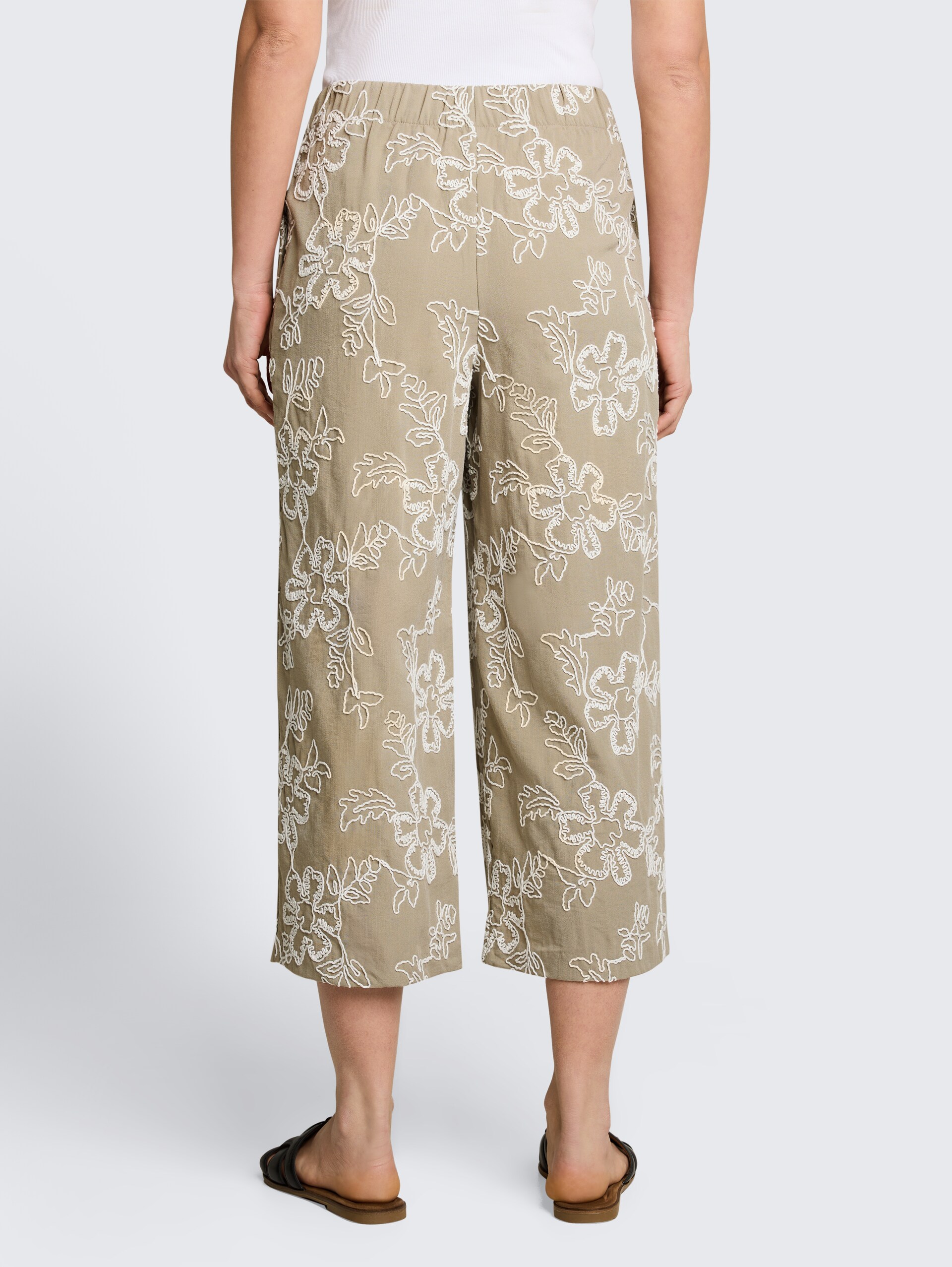 Culotte Hose mit Blumen-Stickerei - olive white big flower design - Auschnitt Model-Rückansicht