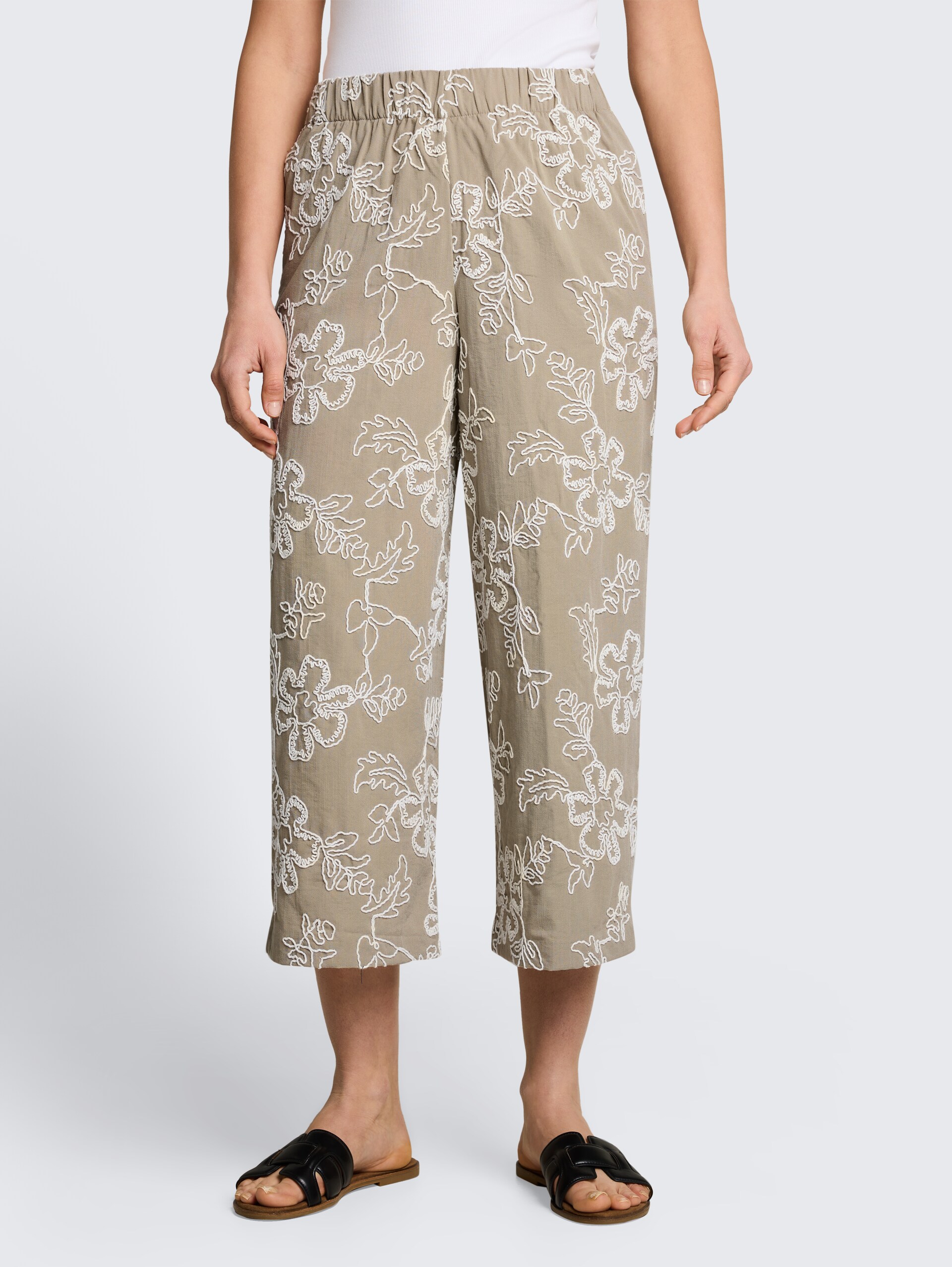 Culotte Hose mit Blumen-Stickerei - olive white big flower design - Ausschnitt Model-Vorderansicht