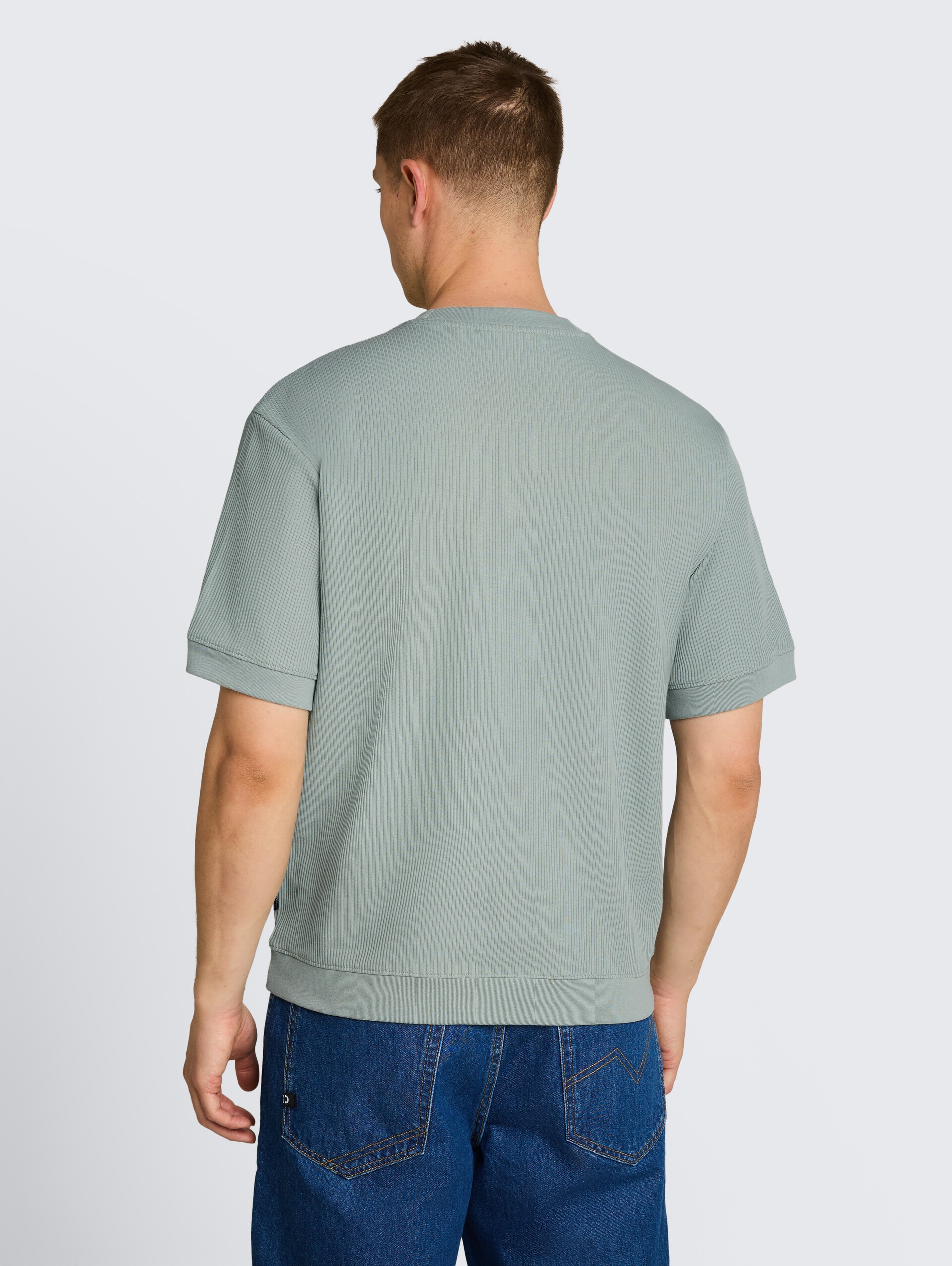 Relaxed Fit T-Shirt im Sweatshirt-Style - green mist - Auschnitt Model-Rückansicht