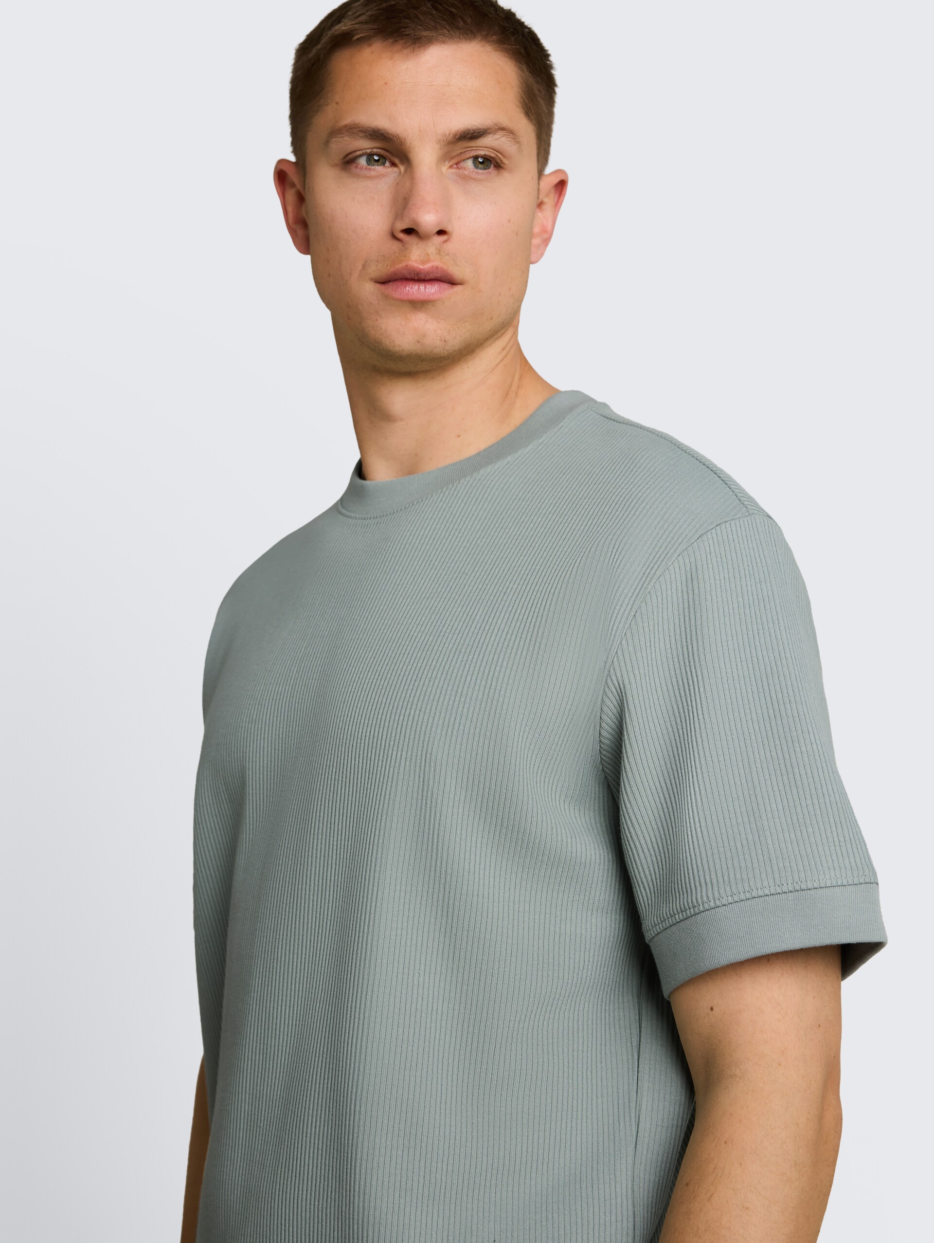 Relaxed Fit T-Shirt im Sweatshirt-Style - green mist - Detail-Model-Ansicht