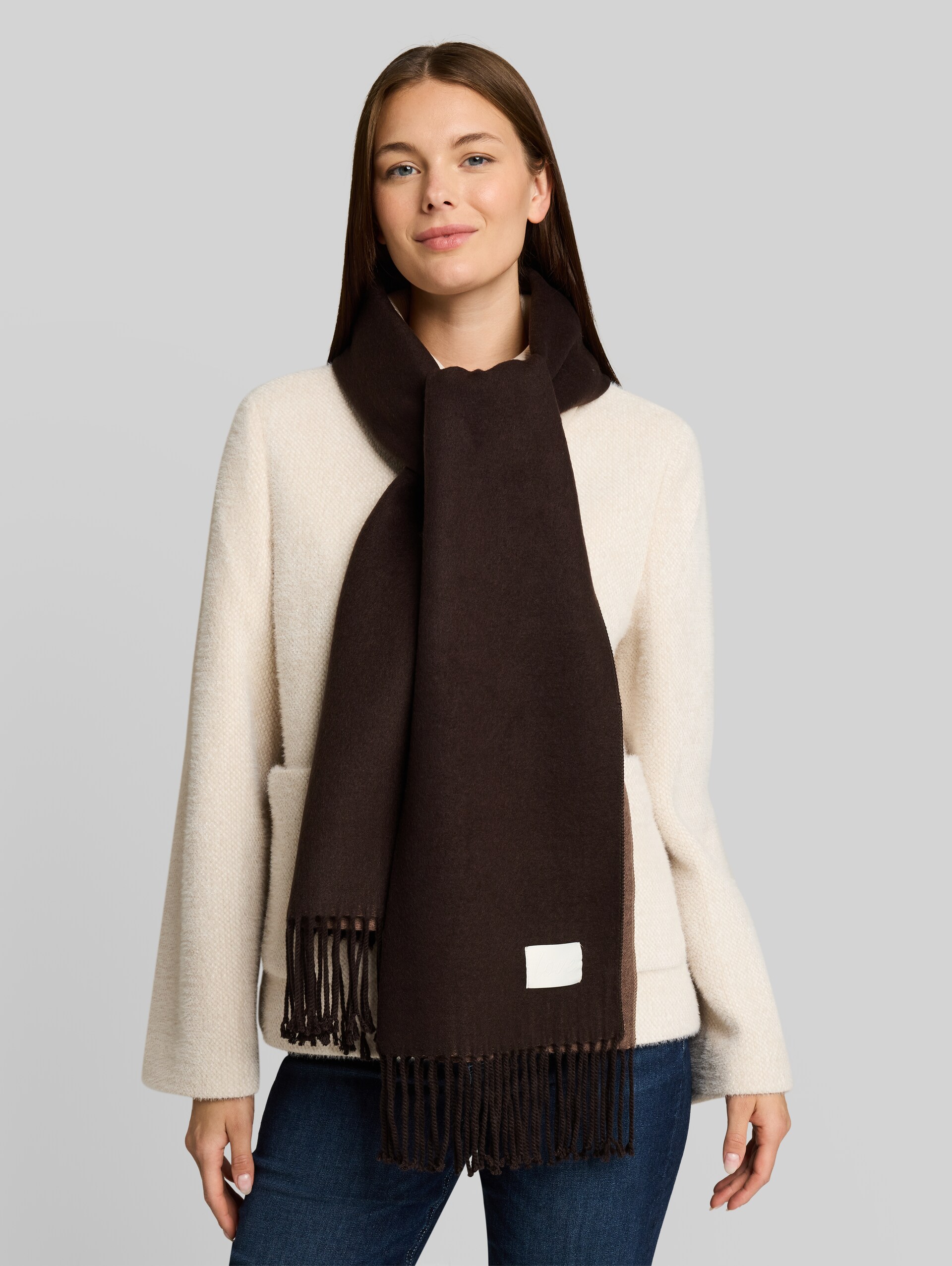 Omkeerbare sjaal met franjes - java dark brown - Nek model vooraanzicht