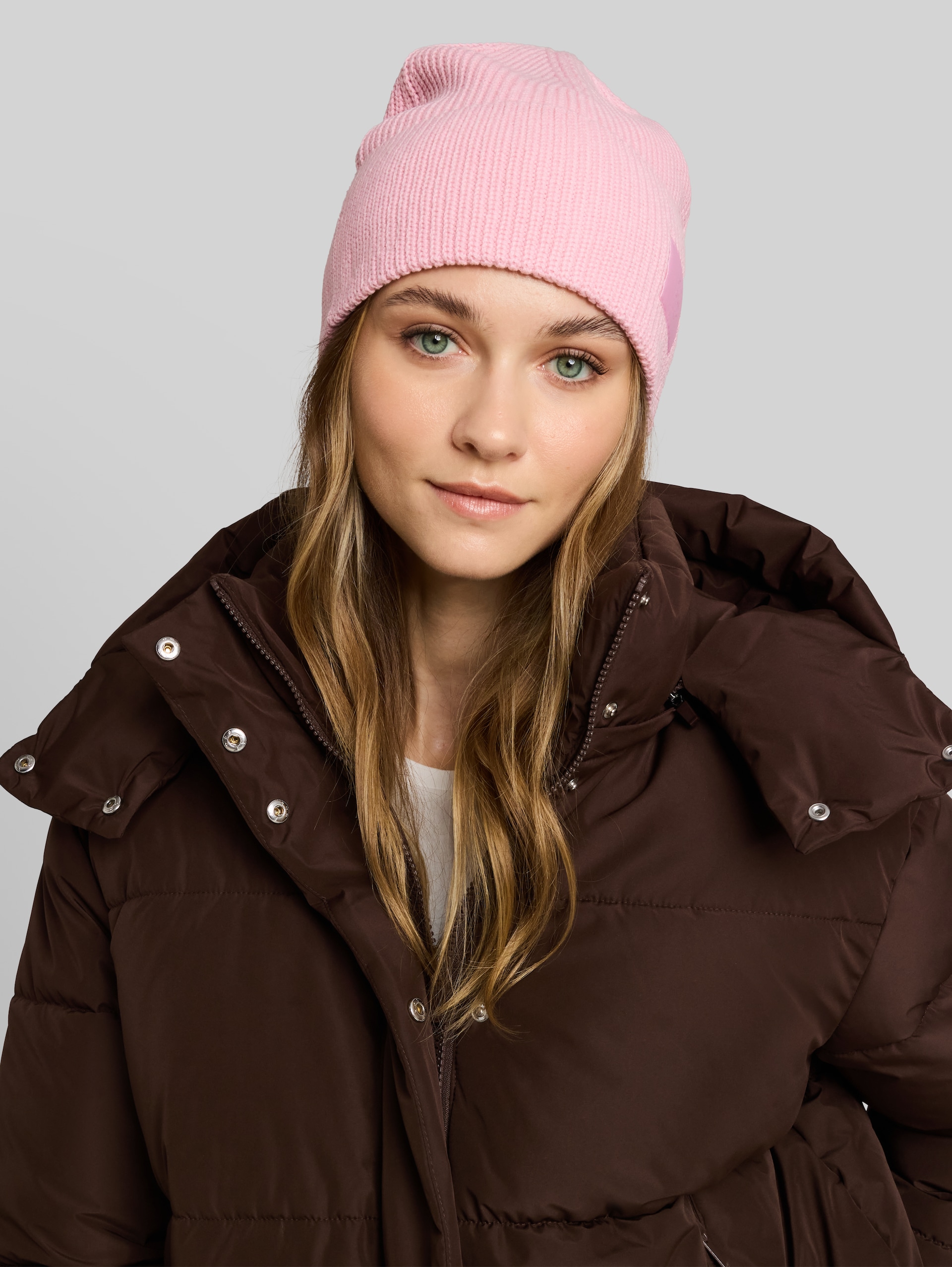 Beanie Mütze mit Badge - Soft Pink - Ausschnitt Model-Vorderansicht