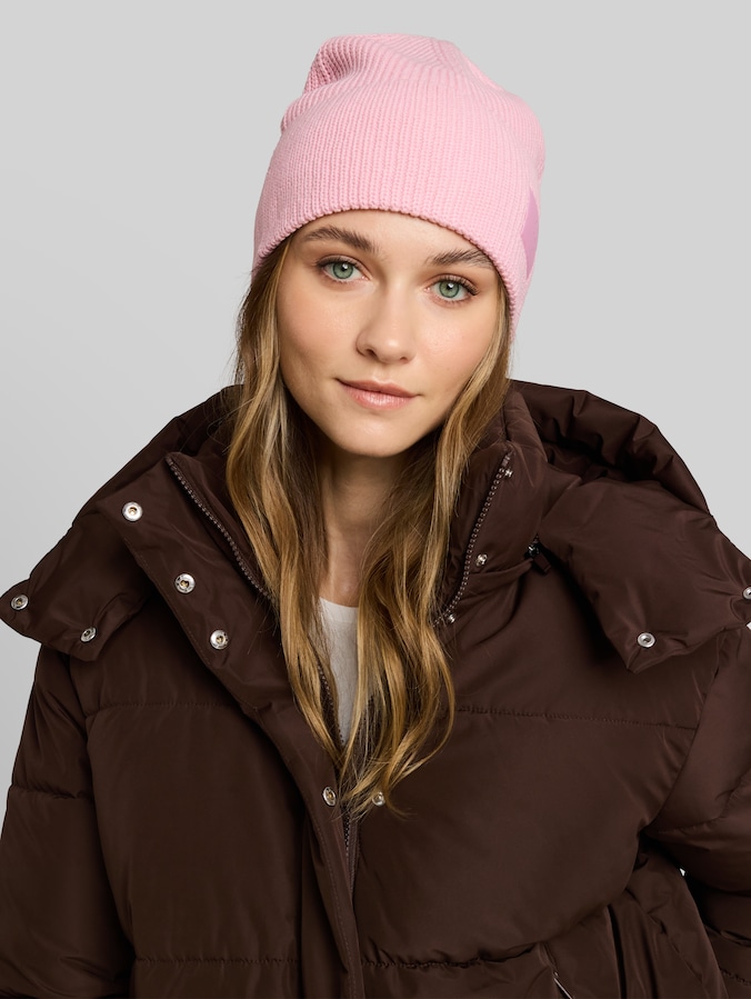 Bonnet avec écusson par Denim Female, Soft Pink