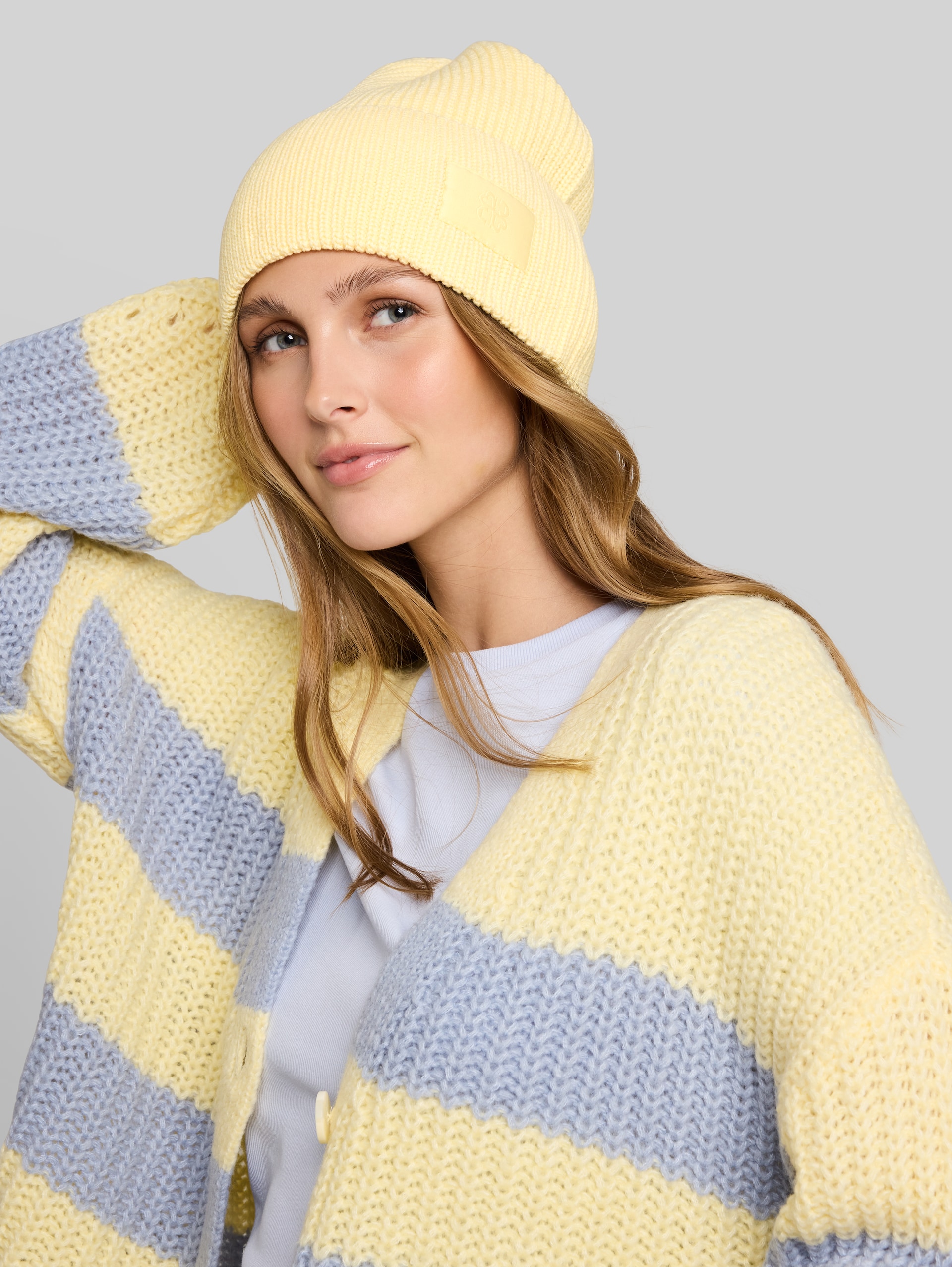 Beanie Mütze mit Badge - soft vanilla yellow - Ausschnitt Model-Vorderansicht