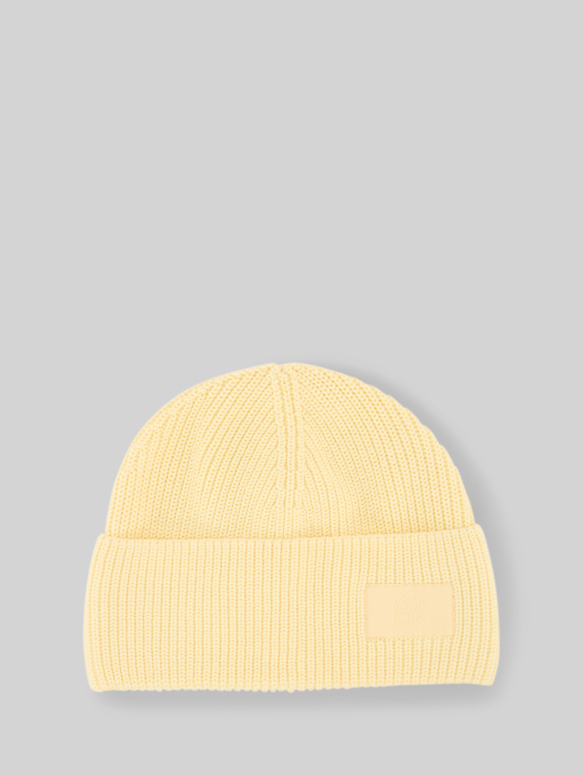 Beanie Mütze mit Badge - soft vanilla yellow - Vorder-Produkt-Ansicht