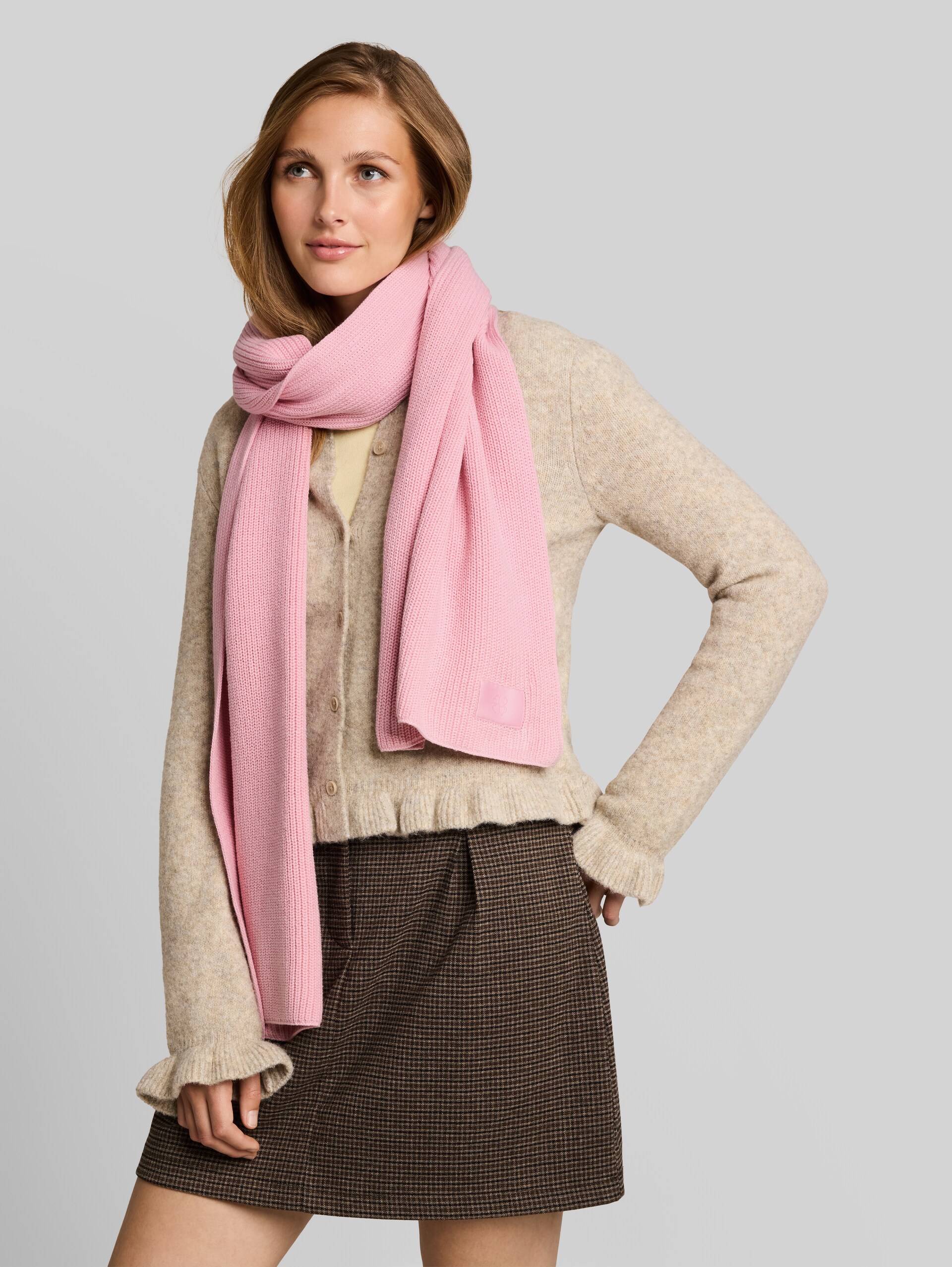 Strickschal mit Badge - Soft Pink - Ausschnitt Model-Vorderansicht