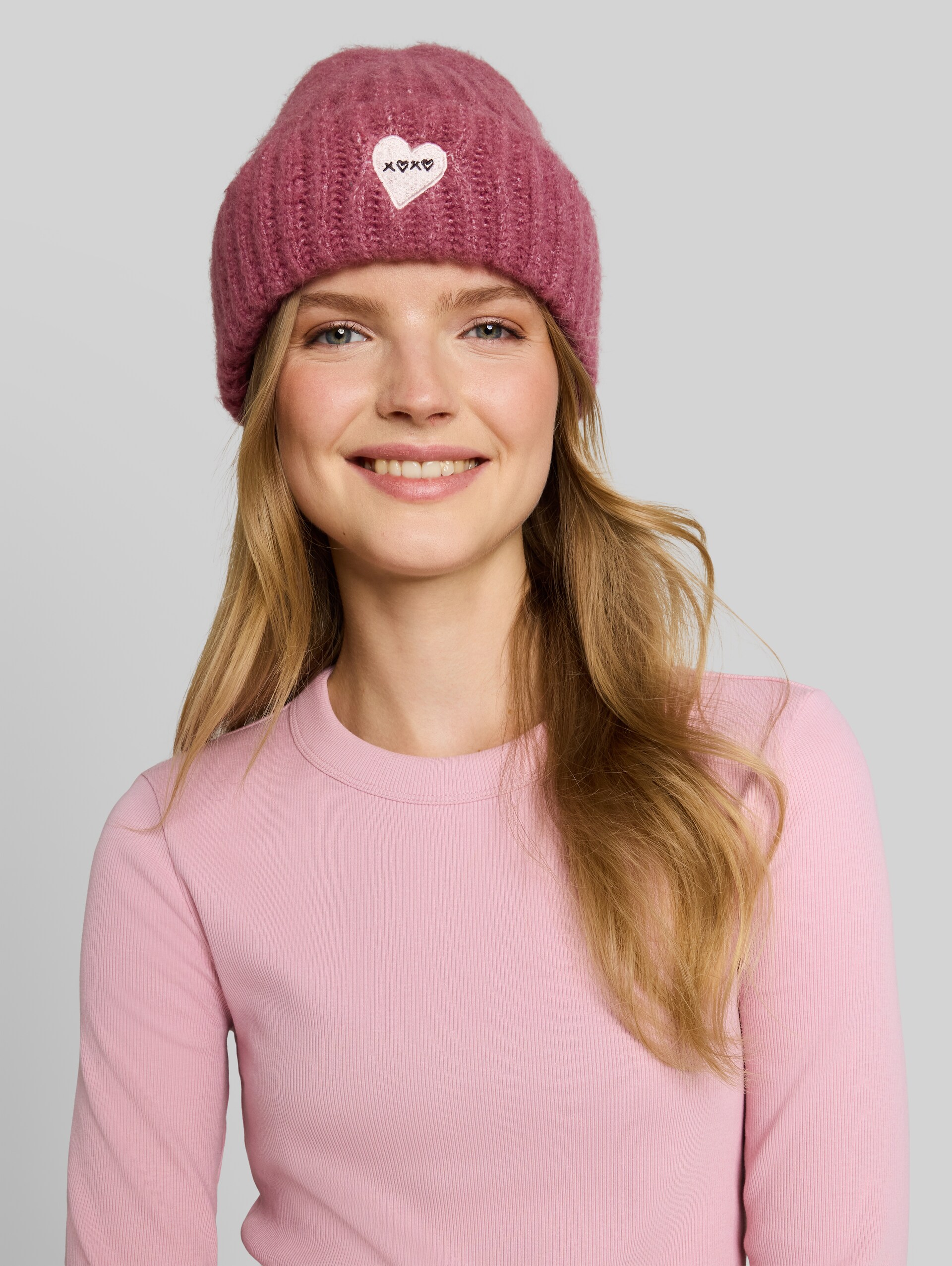 Beanie Mütze mit Stickerei - dusty berry melange - Ausschnitt Model-Vorderansicht