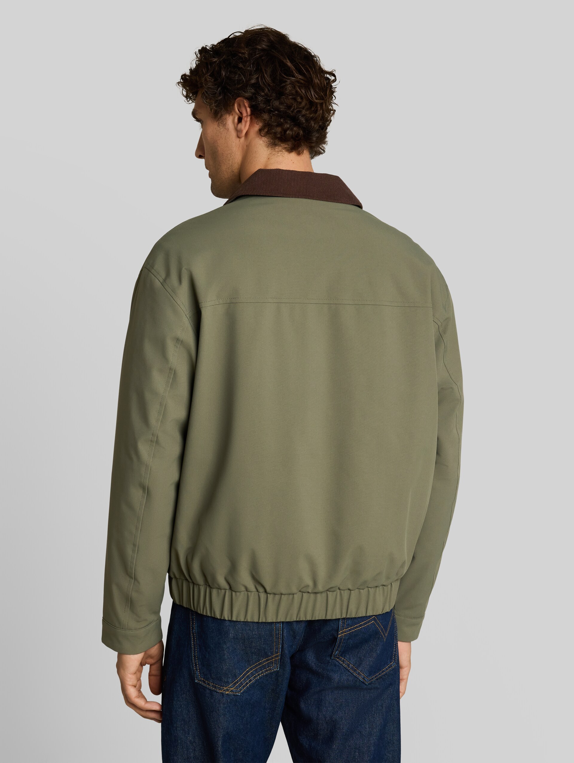 Blouson Jacke mit Cord-Kragen - urban olive green - Model-Rückansicht