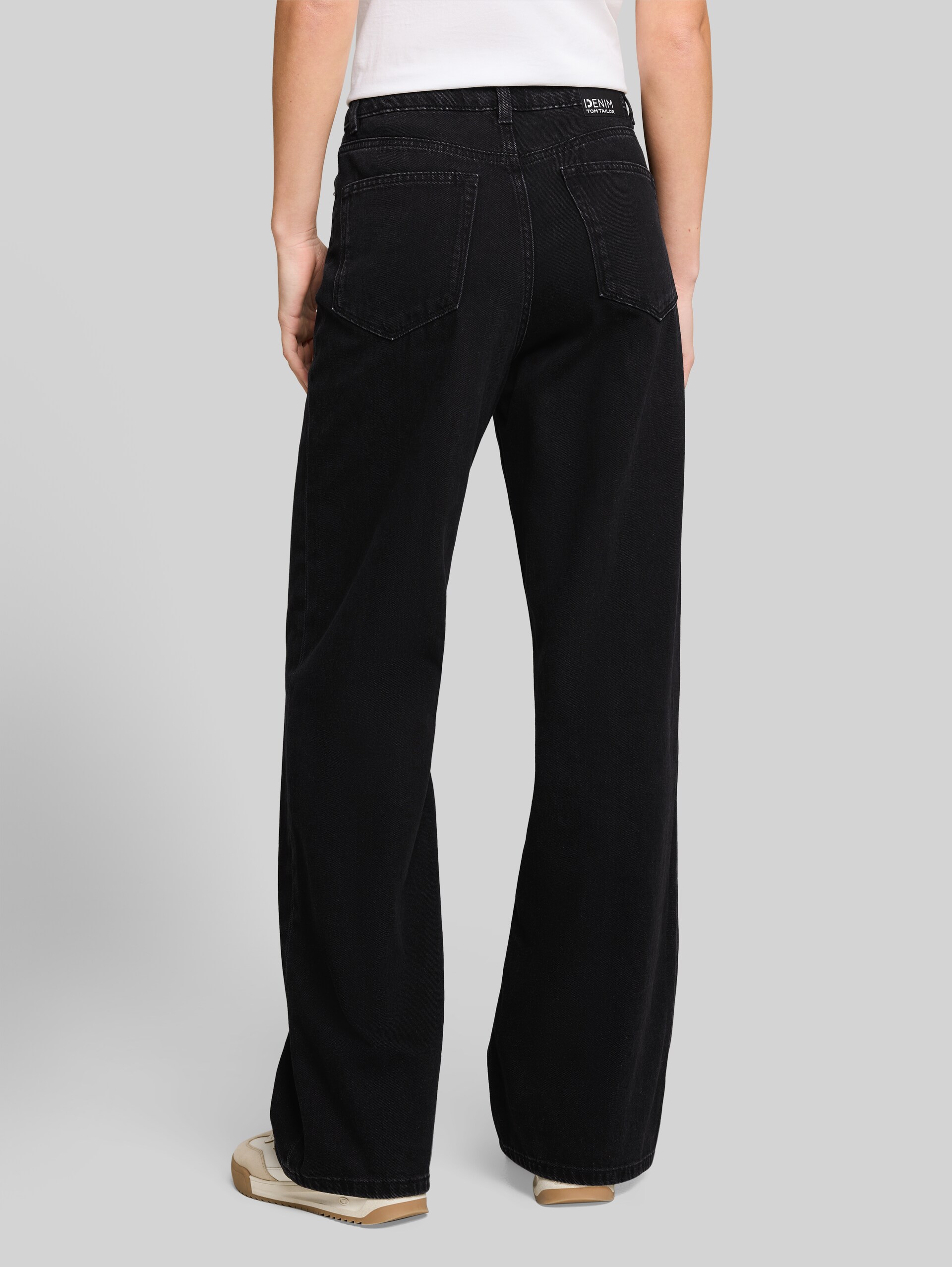 TTLINOU WIDE Jeans - black denim - Auschnitt Model-Rückansicht
