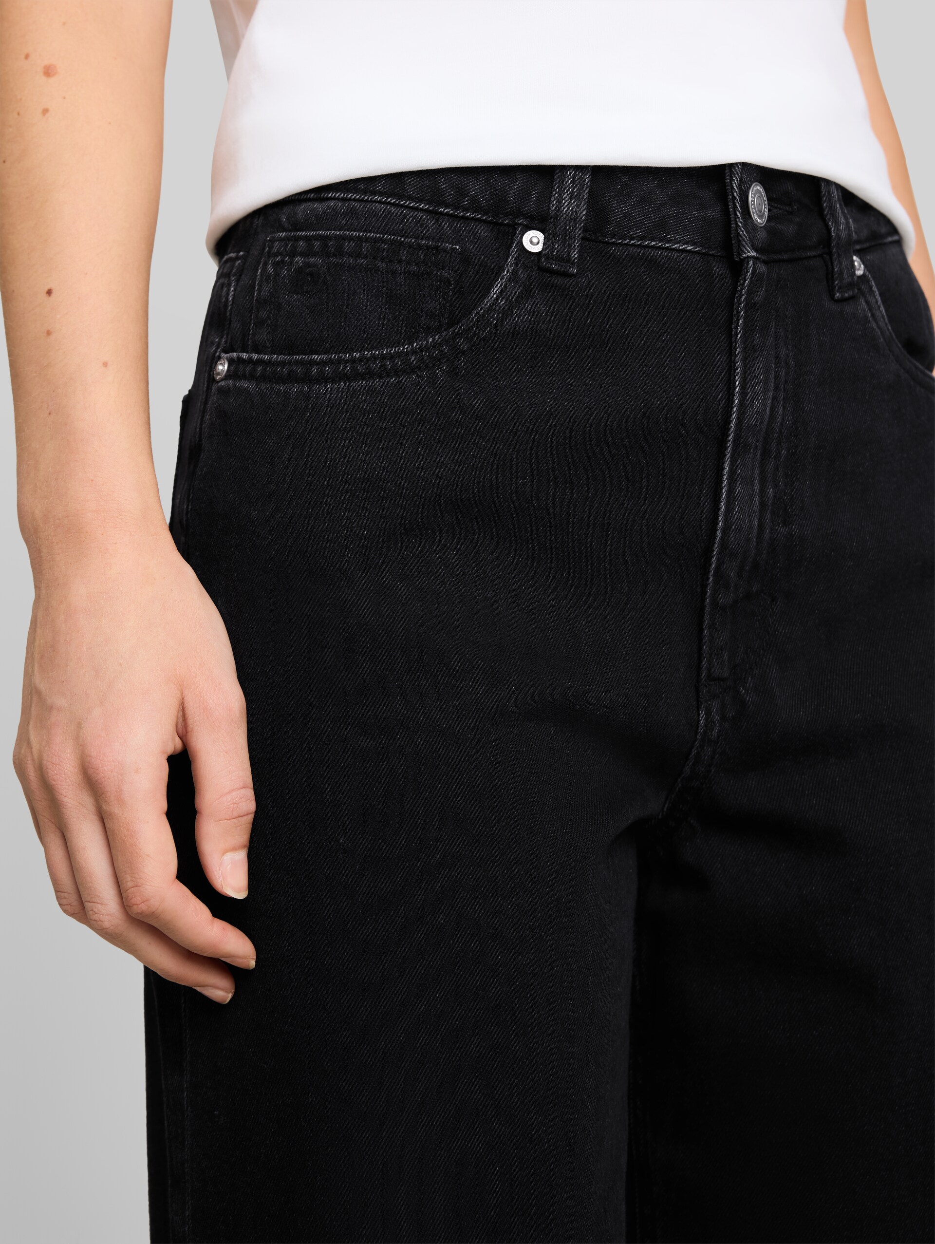 TTLINOU WIDE Jeans - black denim - Detail-Model-Ansicht
