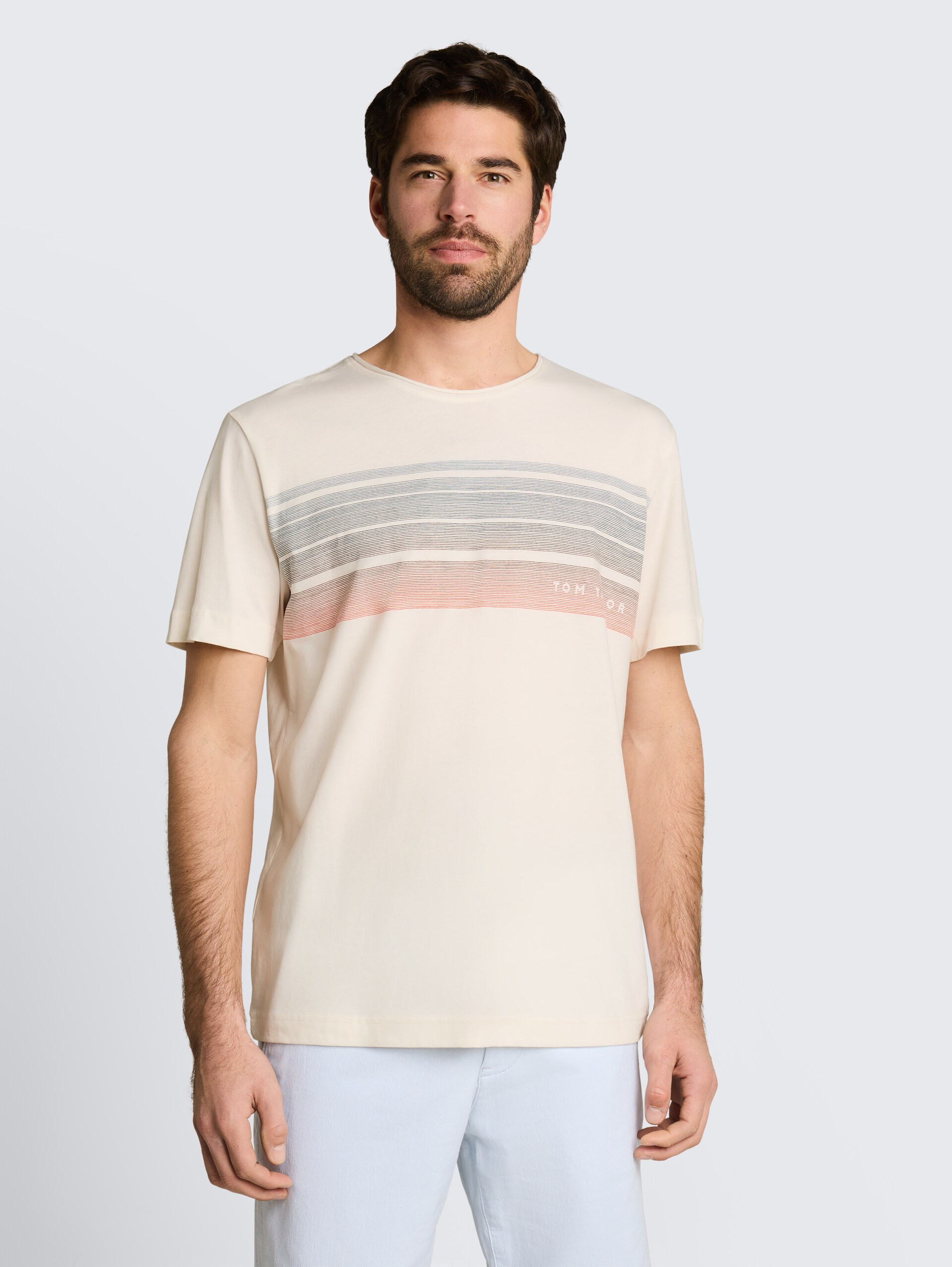T-Shirt mit Print auf der Brust - Gardenia White - Ausschnitt Model-Vorderansicht