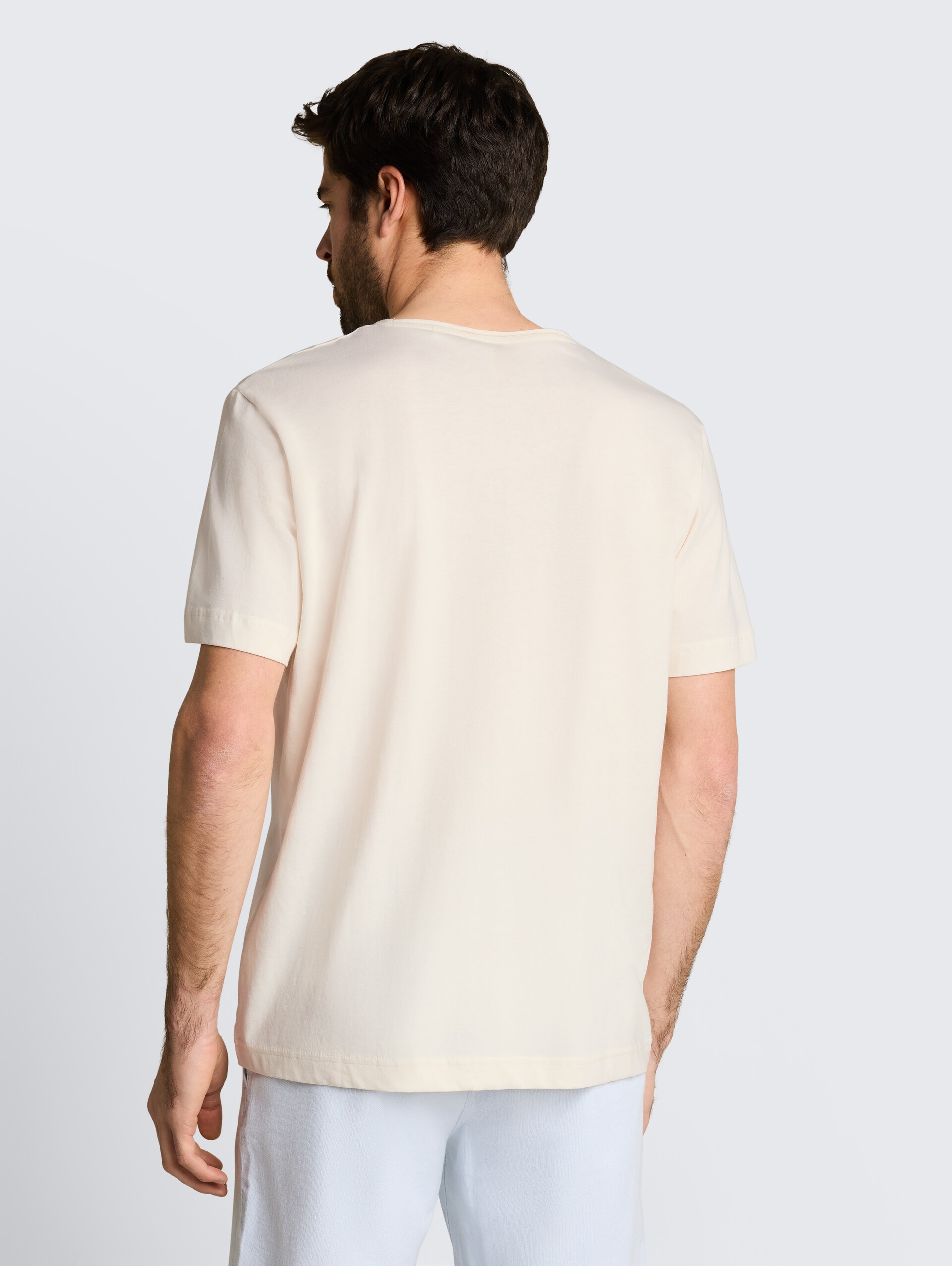 T-Shirt mit Print auf der Brust - Gardenia White - Auschnitt Model-Rückansicht