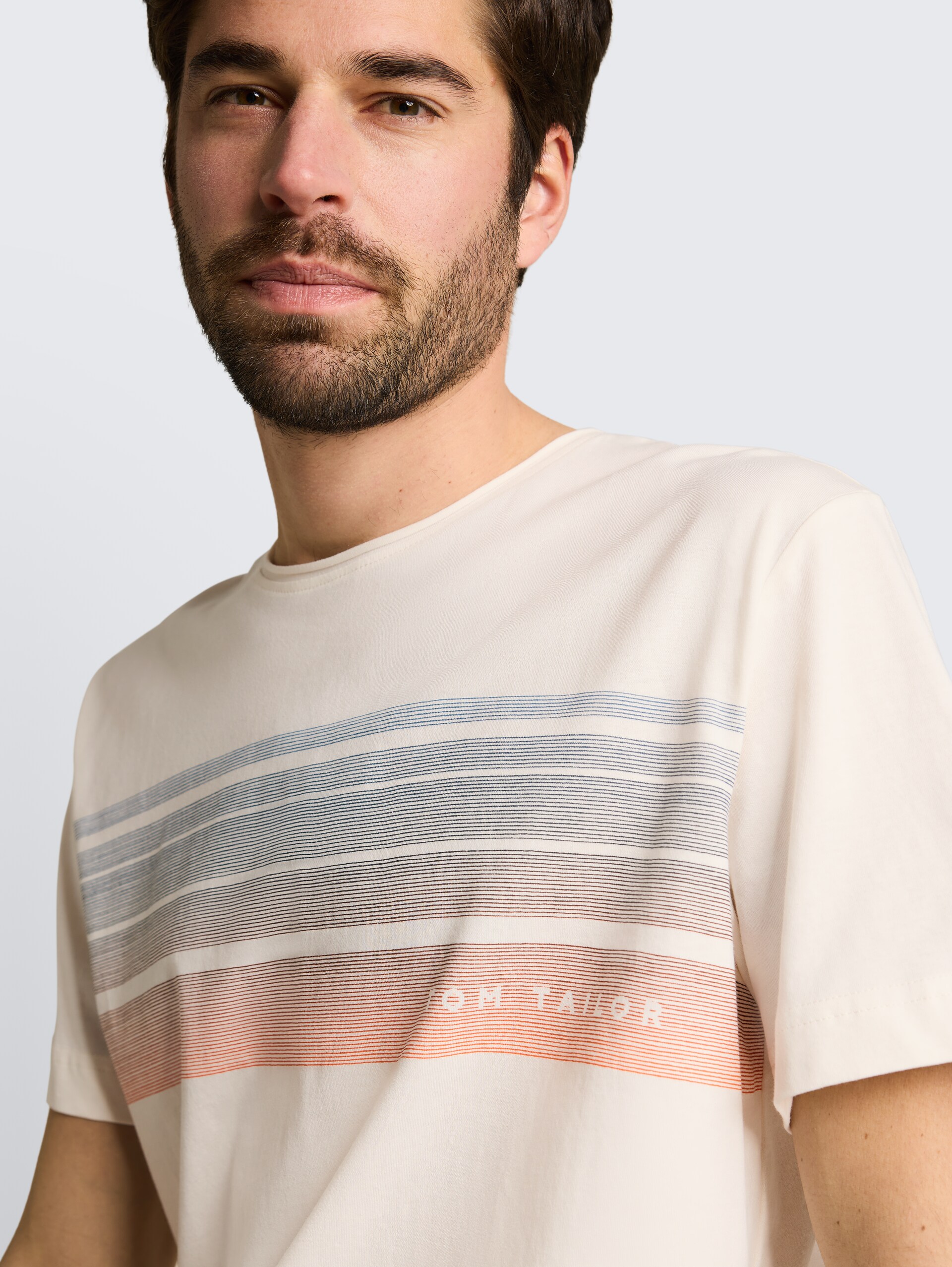 T-Shirt mit Print auf der Brust - Gardenia White - Detail-Model-Ansicht