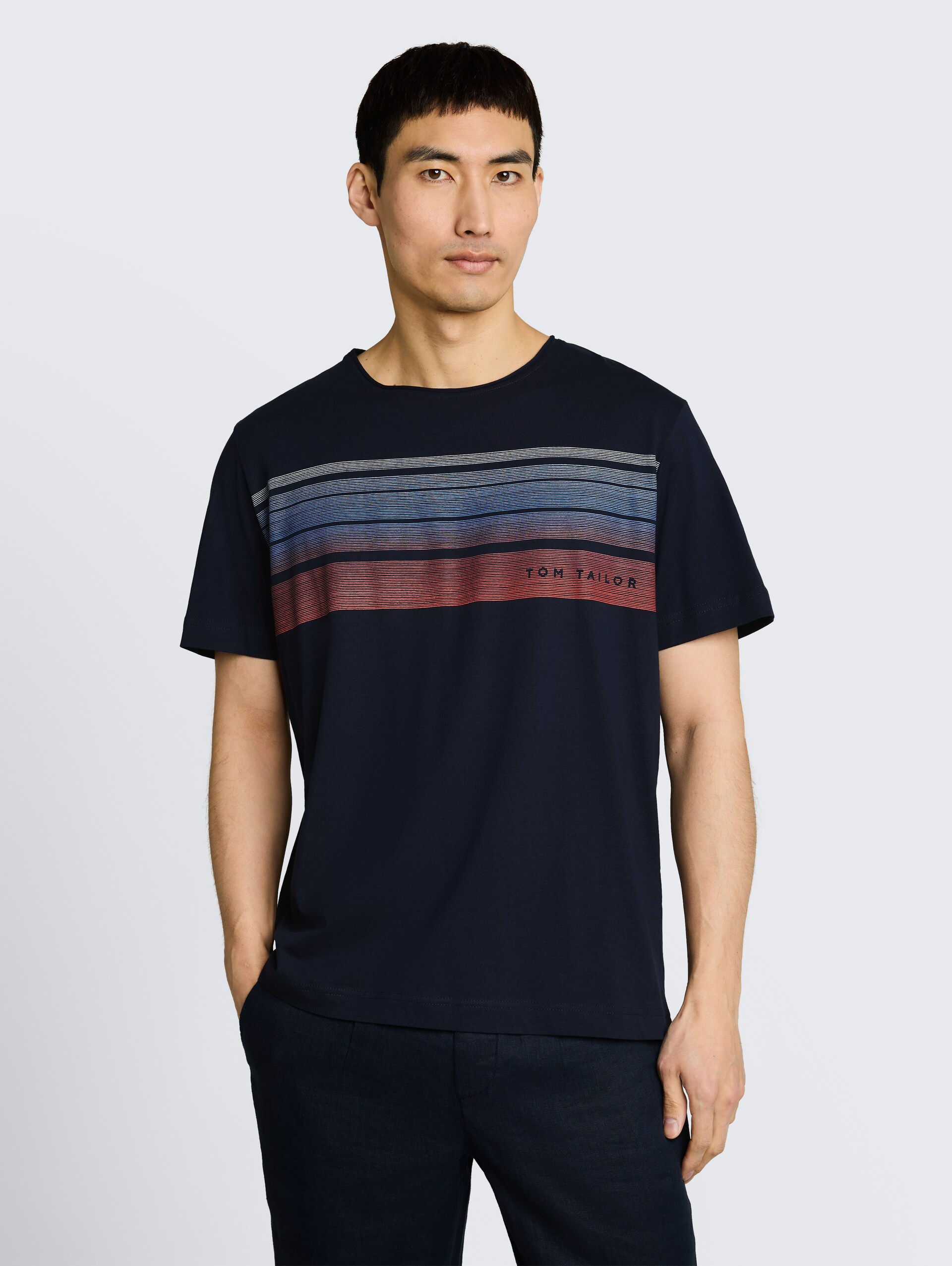 T-Shirt mit Print auf der Brust - sky captain blue - Ausschnitt Model-Vorderansicht