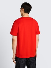 T-shirt avec imprimé sur la poitrine - orange red - Découpe Vue arrière du modèle