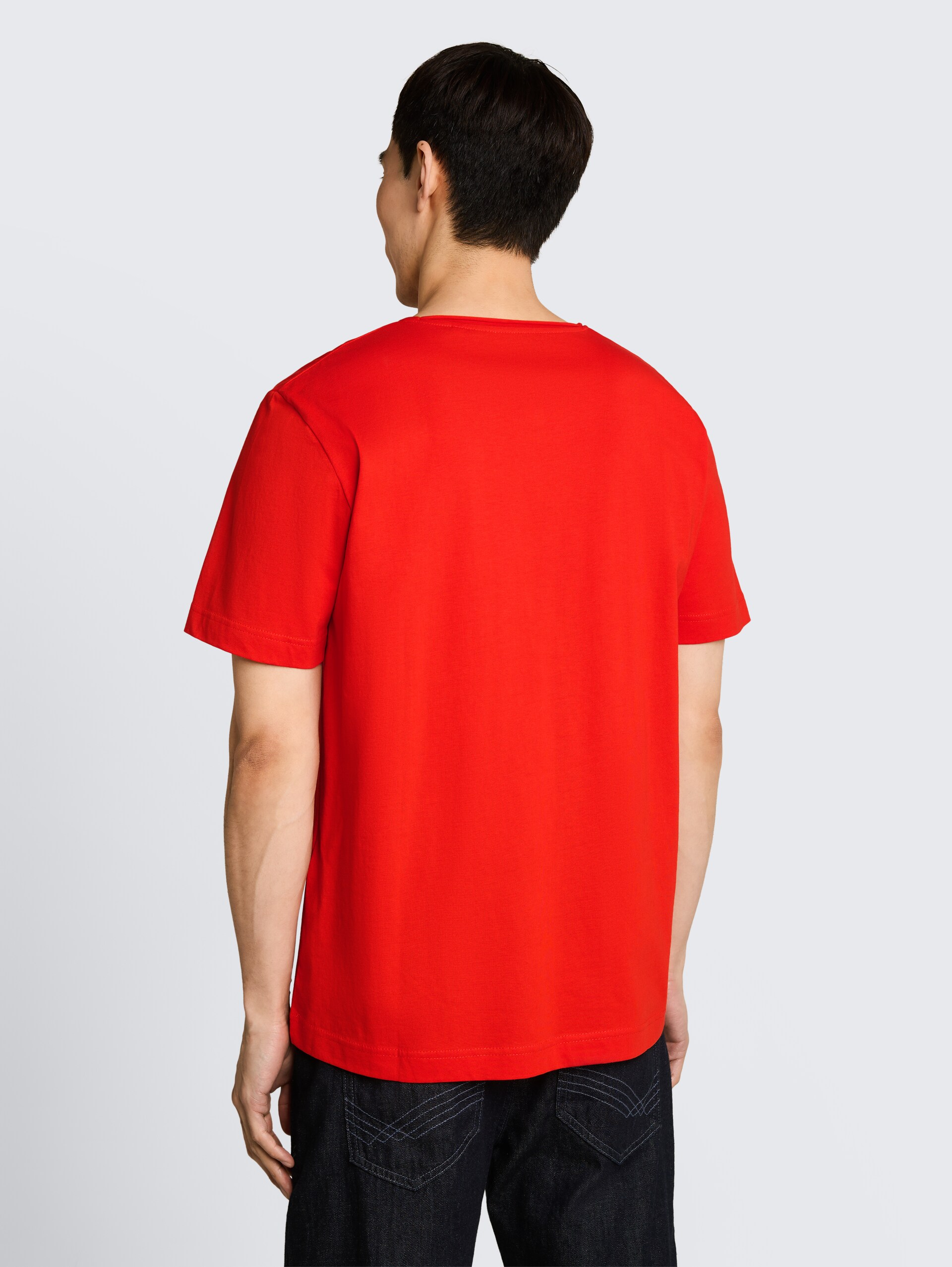 T-shirt with print on the chest - orange red - Neckline model-back view