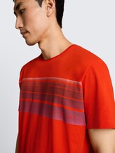 T-shirt avec imprimé sur la poitrine - orange red - Vue détaillée du modèle