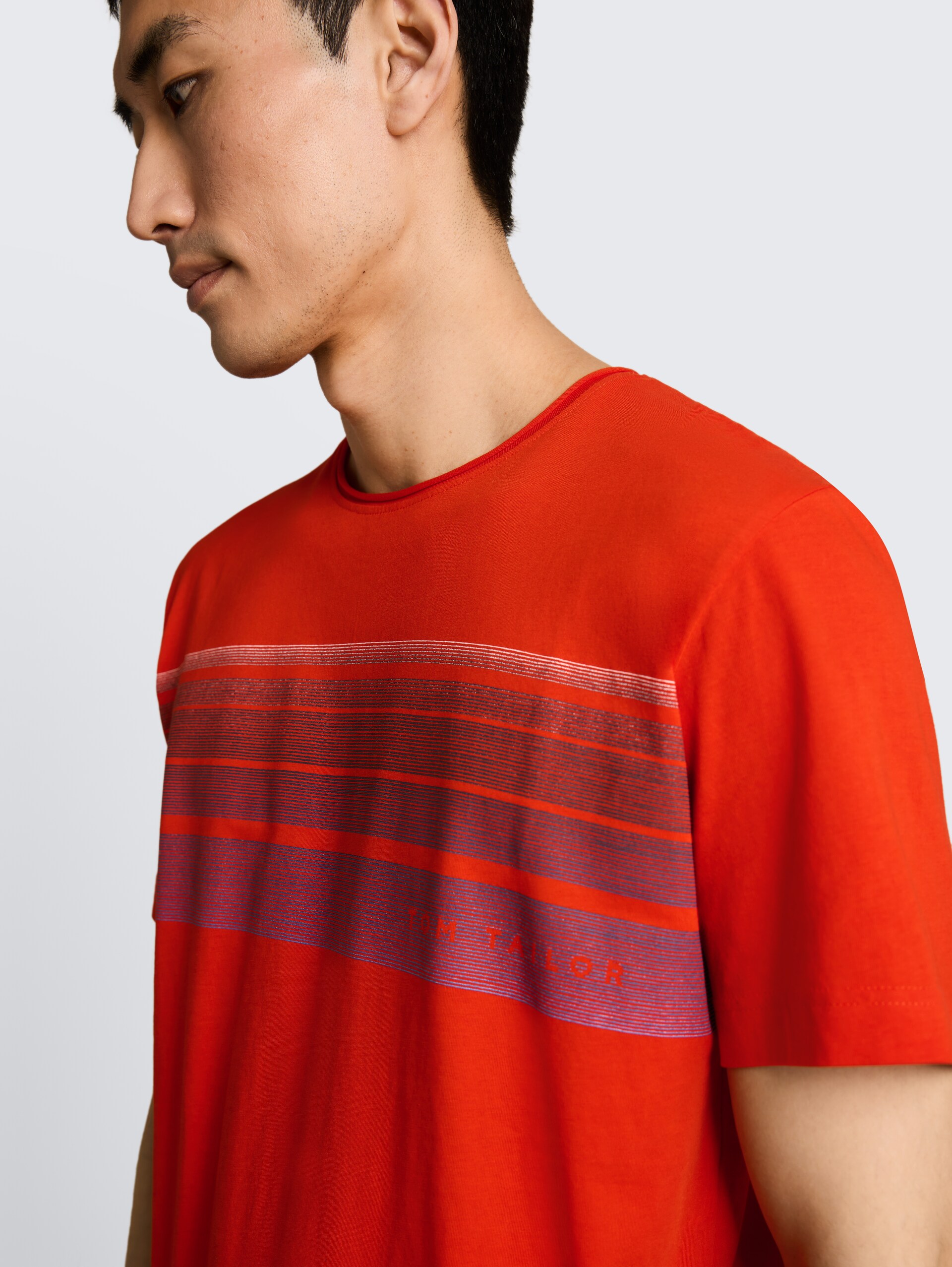 T-shirt with print on the chest - orange red - Detail model view