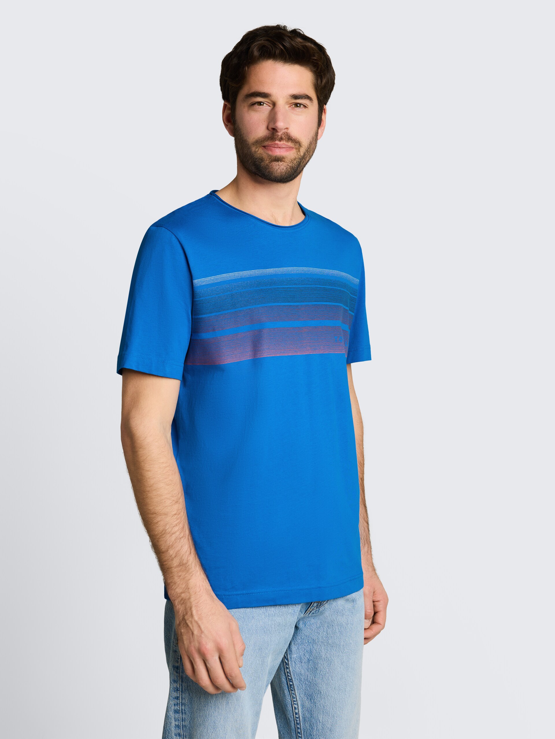 T-Shirt mit Print auf der Brust - surf blue - Ausschnitt Model-Vorderansicht