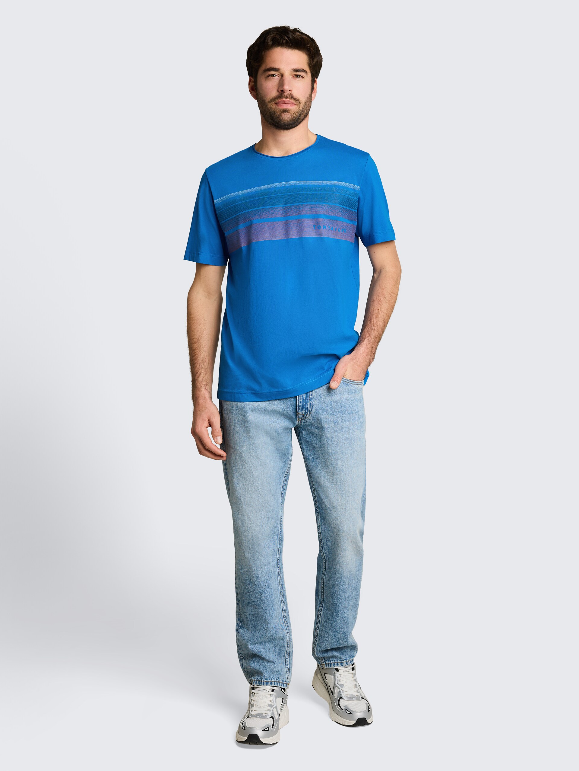 T-Shirt mit Print auf der Brust - surf blue - Model-Vorderansicht