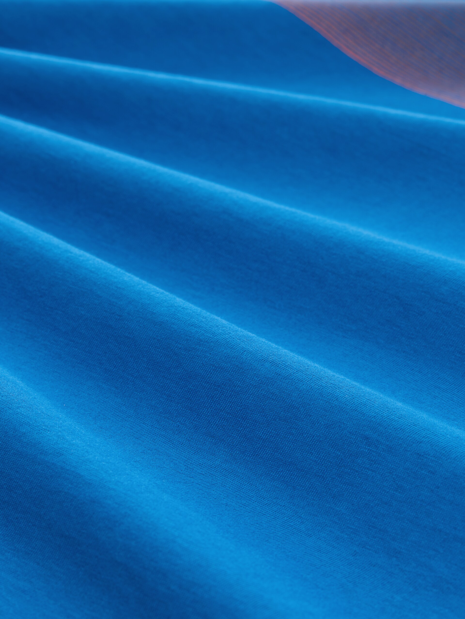 T-Shirt mit Print auf der Brust - surf blue - Material-Ansicht