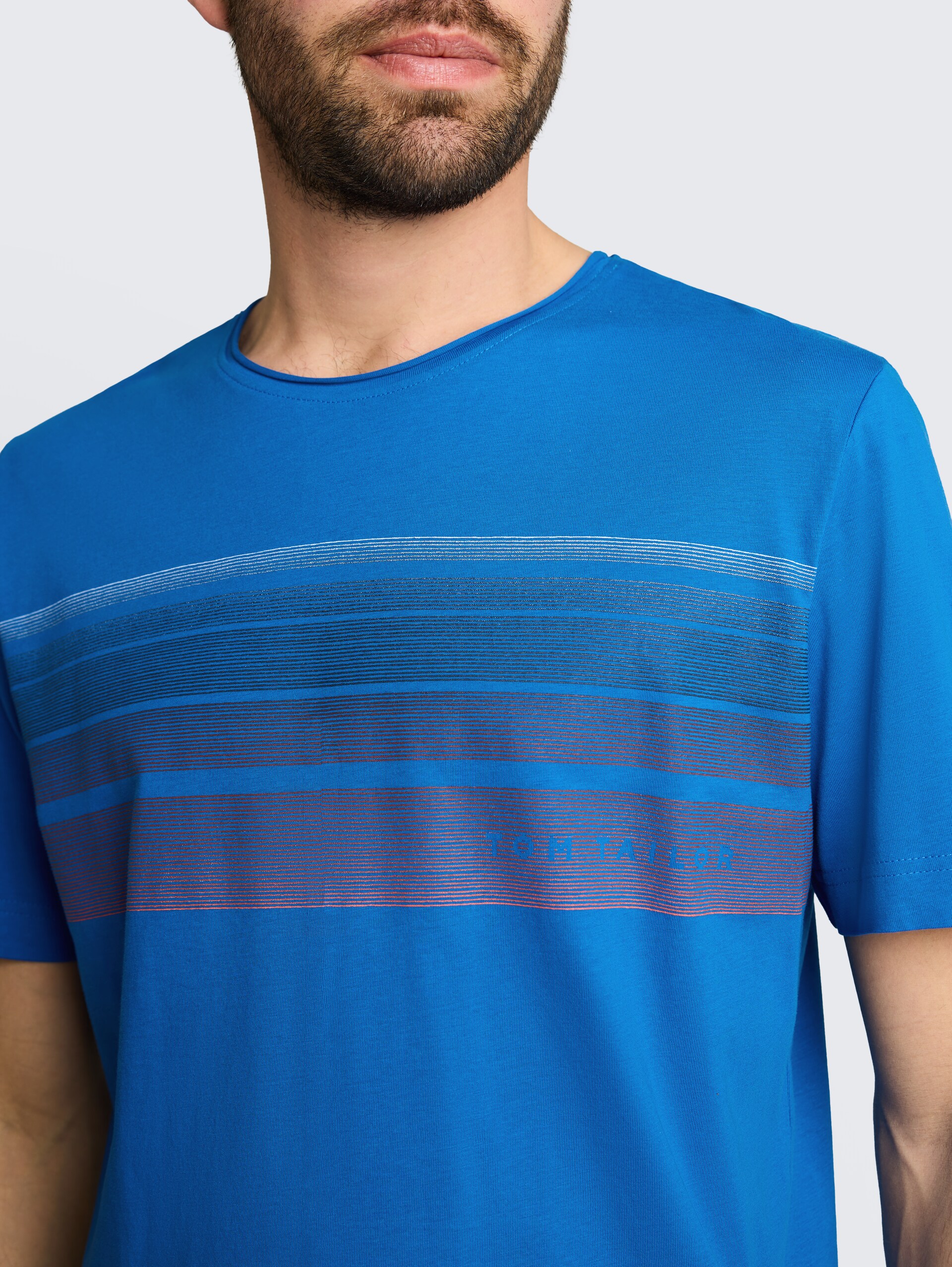 T-Shirt mit Print auf der Brust - surf blue - Detail-Model-Ansicht