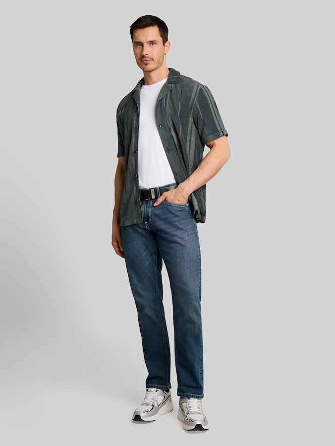 Regular Fit Frottee Kurzarmhemd mit Streifenmuster von Men, Darkest Olive