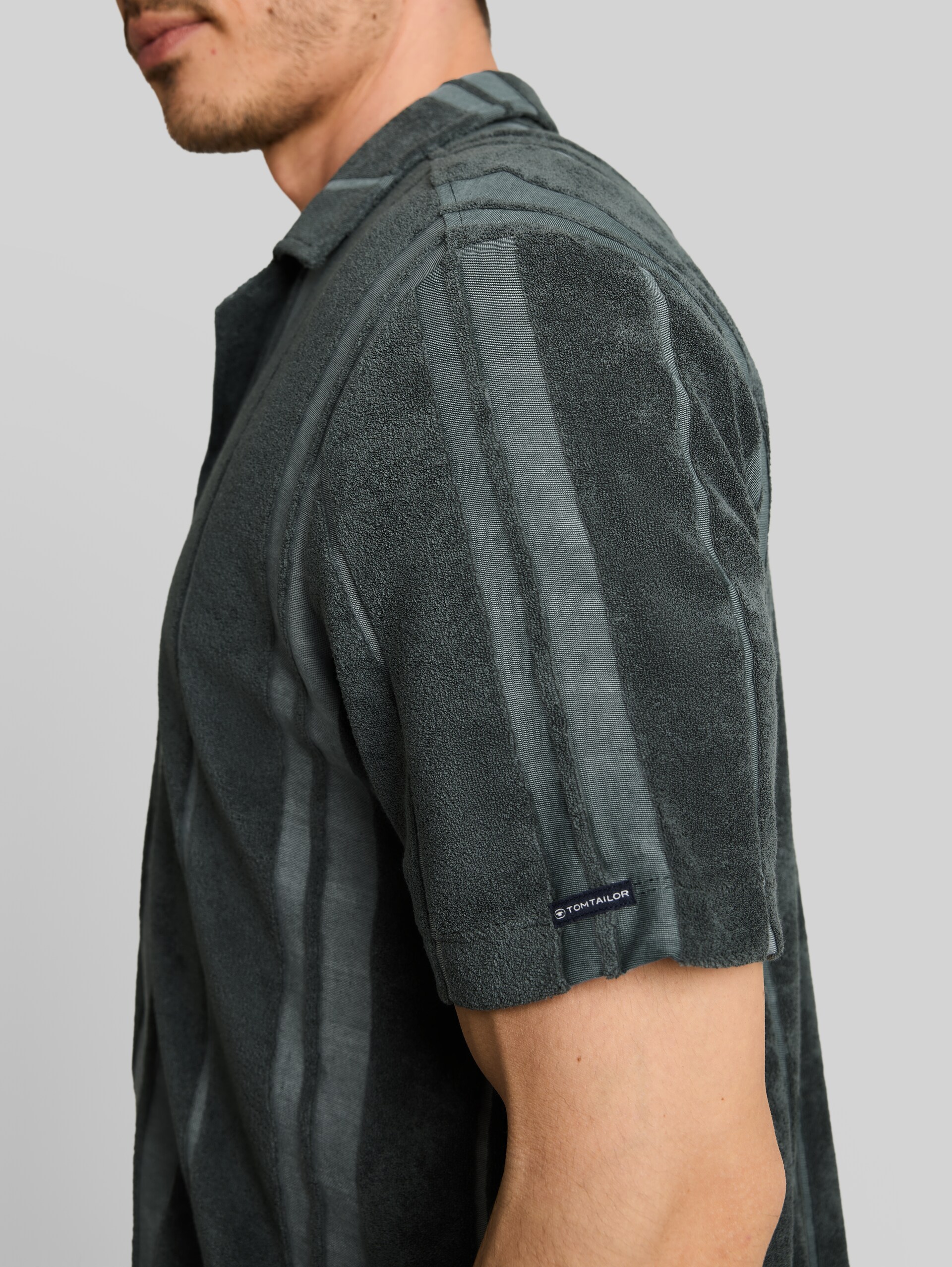 Regular-fit short-sleeved terry shirt with a striped pattern - Darkest Olive - Detail model view