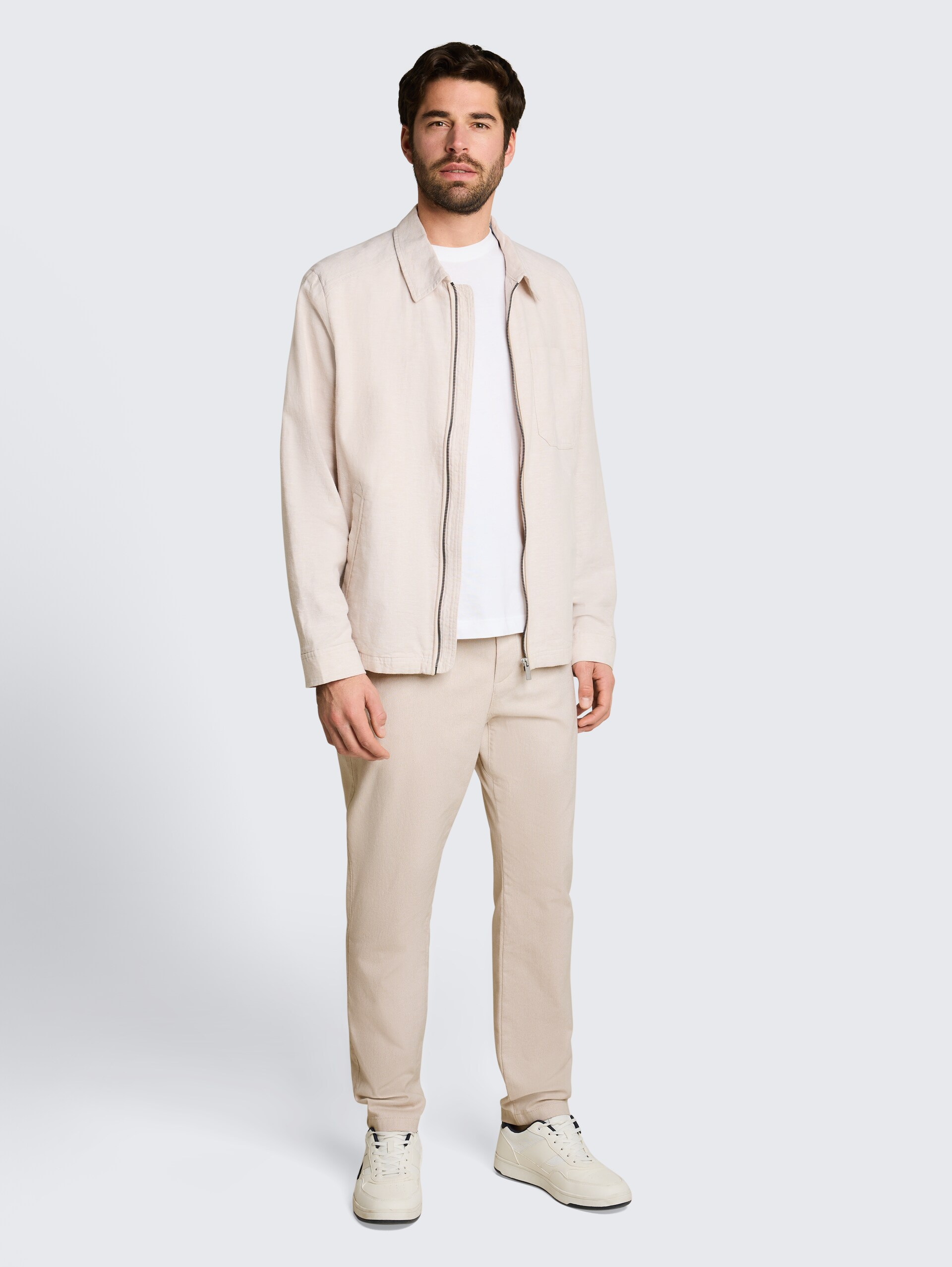Regular tapered chino met trekkoord - cashew beige structure - Model vooraanzicht